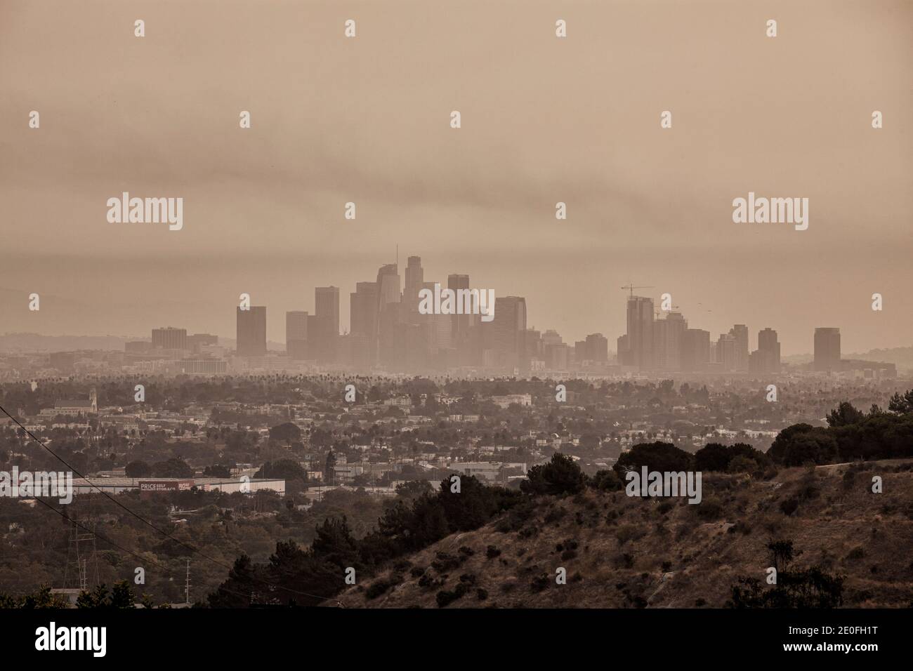 Au début de septembre 2020, Los Angeles a été blanchi chaque jour de fumée et de cendres provenant de feux de forêt à proximité. Centre-ville DE LA depuis Baldwin Hills vue panoramique Banque D'Images