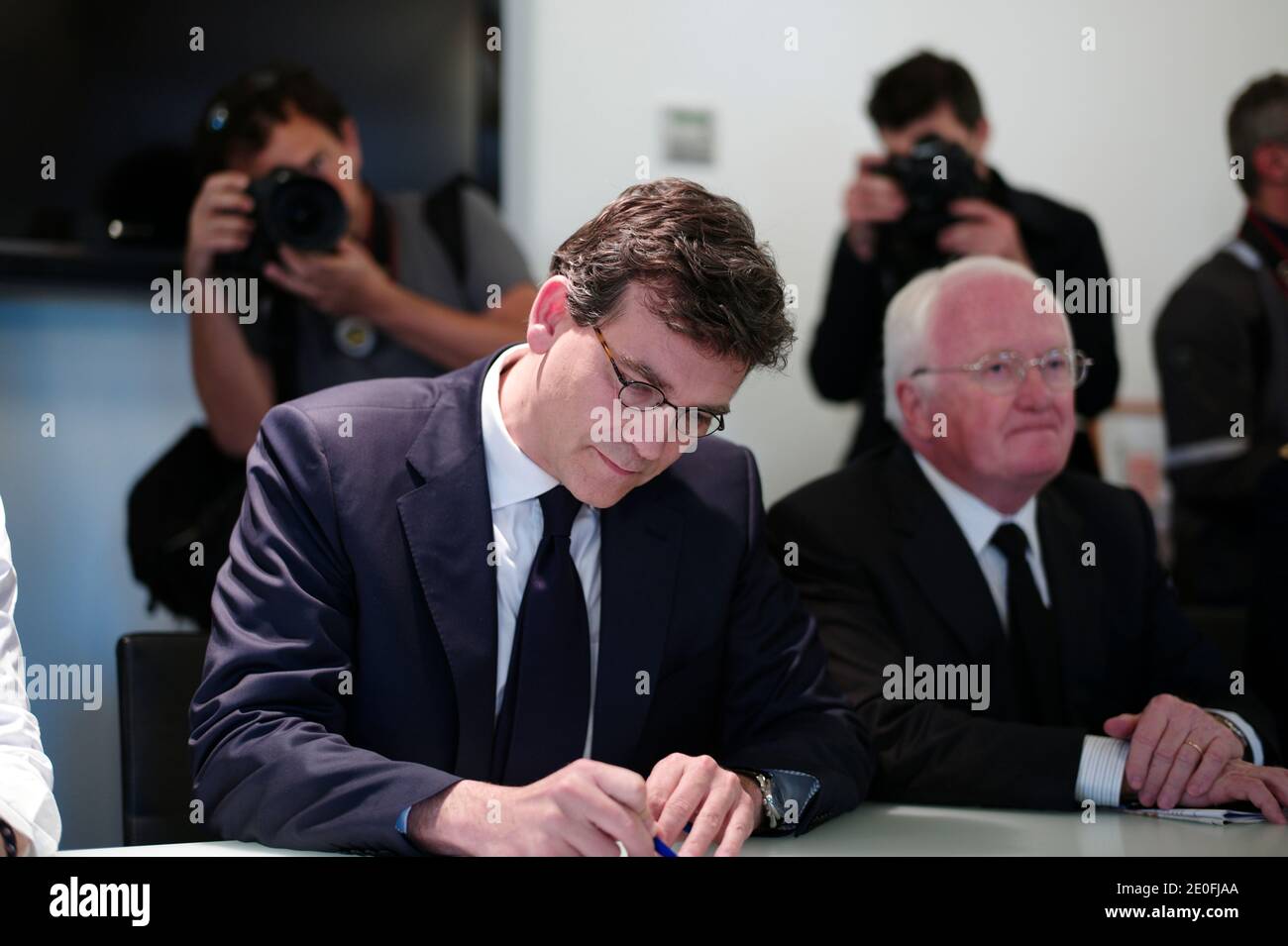 Ministre français du redressement productif, Arnaud Montebourg aux côtés du président du conseil régional de Provence-Alpes-Côte-d'Azur, Michel Vauzelle lors de sa visite à Marseille, sud de la France, le 25 mai 2012. Photo de Sébastien Boue/ABACAPRESS.COM Banque D'Images