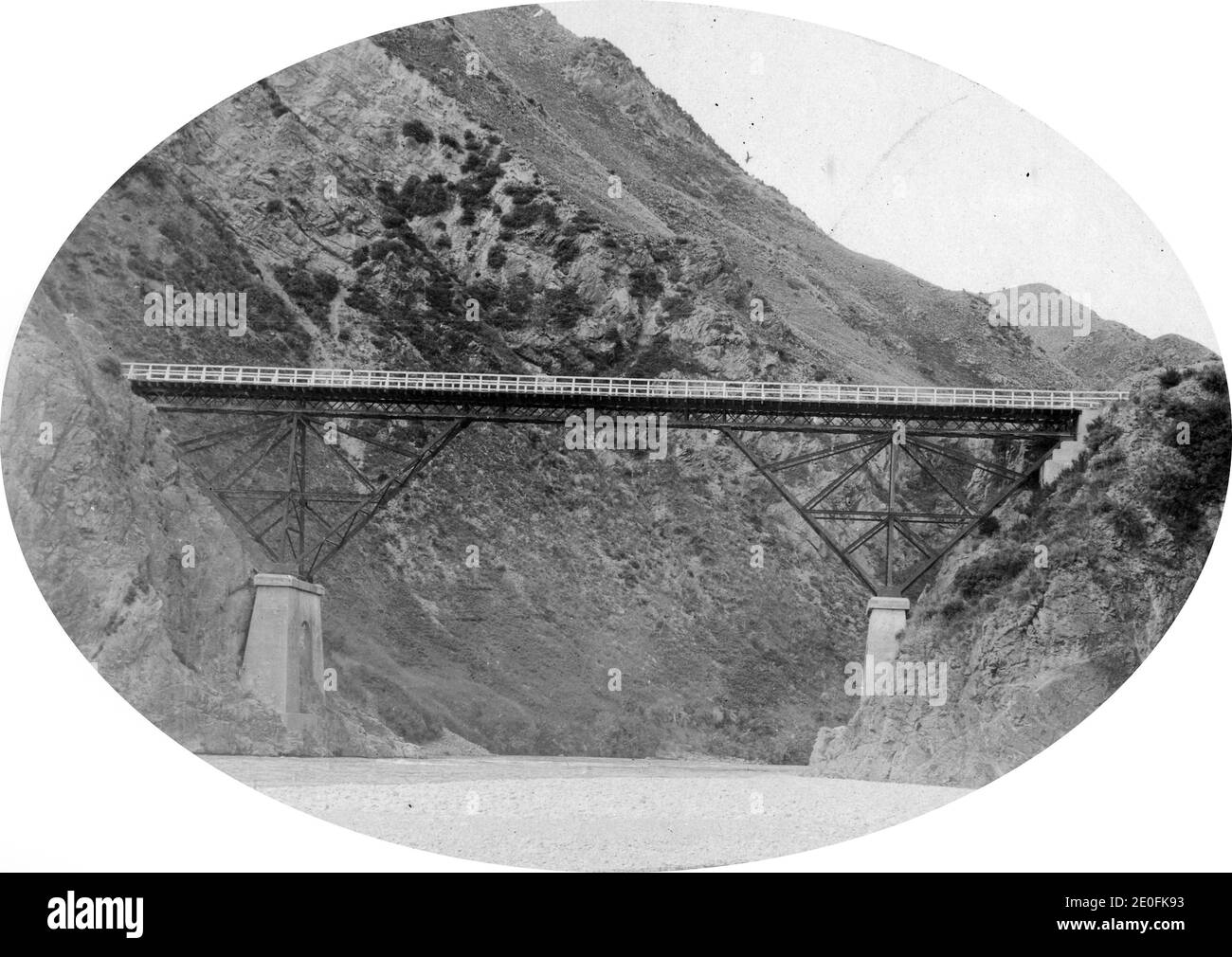 Pont récemment achevé à Wairoa, île du Sud, Nouvelle-Zélande. Image vers 1916, de la collection de la famille Logie. Banque D'Images