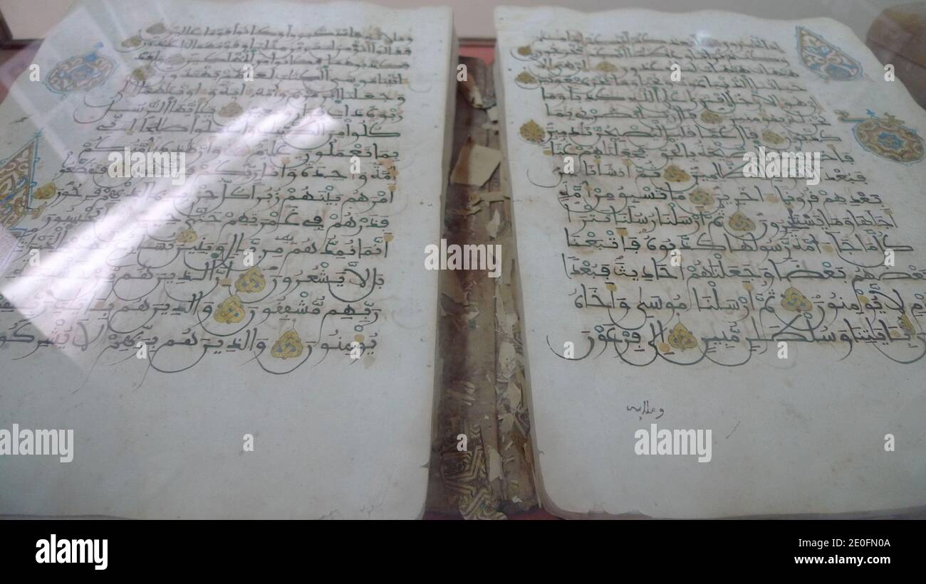 Les troupes françaises et maliennes sont entrées lundi 28 janvier 2013 à Tombouctou, un site classé au patrimoine mondial de l'UNESCO, après avoir fui les combattants rebelles islamistes qui ont torqué plusieurs bâtiments dans l'ancienne ville commerçante du Sahara, dont une bibliothèque de manuscrits inestimable. Sans tirer dessus pour les arrêter, 1,000 soldats français, dont des parachutistes et 200 soldats maliens, se sont emparés de l'aéroport et ont encerclé la ville du fleuve Niger, vieille de plusieurs siècles, cherchant à bloquer la fuite des combattants alliés d'Al-Qaïda. Photo de fichier : UN livre lumineux du Coran très rare est photographié à Tombouctou, Mali, en octobre 2009. Il n'y a que deux copies Banque D'Images