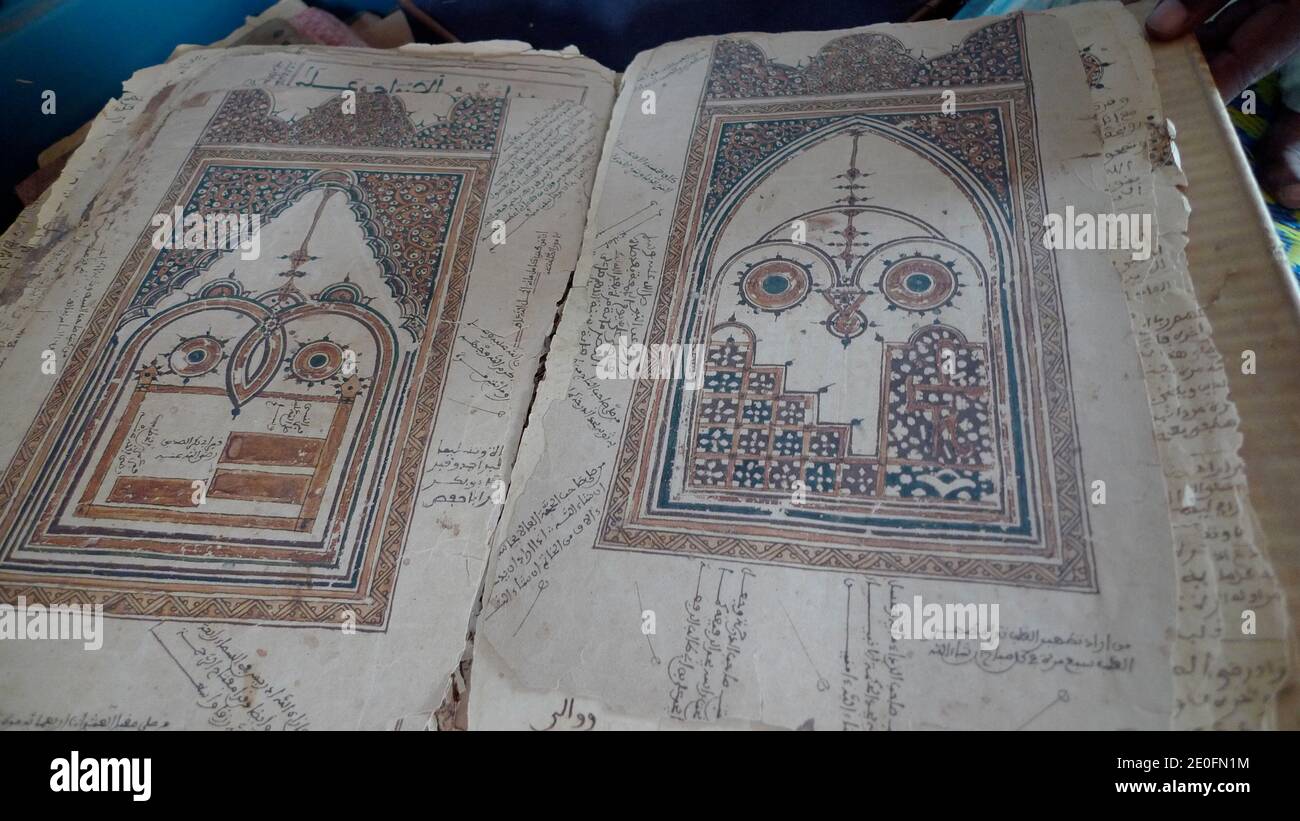 Les troupes françaises et maliennes sont entrées lundi 28 janvier 2013 à Tombouctou, un site classé au patrimoine mondial de l'UNESCO, après avoir fui les combattants rebelles islamistes qui ont torqué plusieurs bâtiments dans l'ancienne ville commerçante du Sahara, dont une bibliothèque de manuscrits inestimable. Sans tirer dessus pour les arrêter, 1,000 soldats français, dont des parachutistes et 200 soldats maliens, se sont emparés de l'aéroport et ont encerclé la ville du fleuve Niger, vieille de plusieurs siècles, cherchant à bloquer la fuite des combattants alliés d'Al-Qaïda. Photo de fichier : UN livre lumineux du Coran très rare est photographié à Tombouctou, Mali, en octobre 2009. Il n'y a que deux copies Banque D'Images