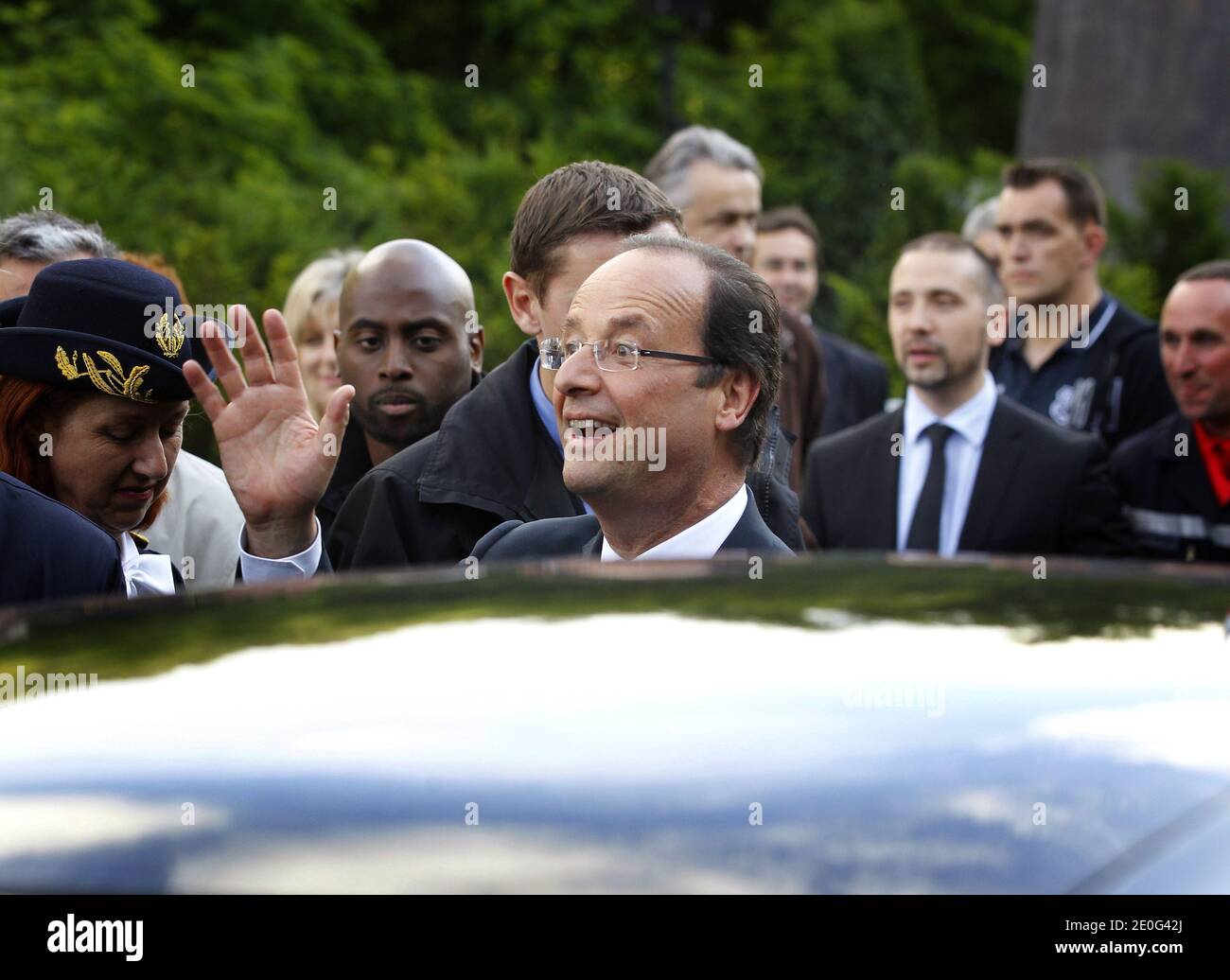 Le président français François Hollande quitte une cérémonie en hommage à la mémoire des victimes nazies à Tulle, dans le sud-ouest de la France, le 9 juin 2012. Le 9 juin 1944, 99 otages ont été pendus des lampadaires et des balcons par la Division SS Das Reich à Tulle. Photo de Patrick Bernard/ABACAPRESS.COM Banque D'Images