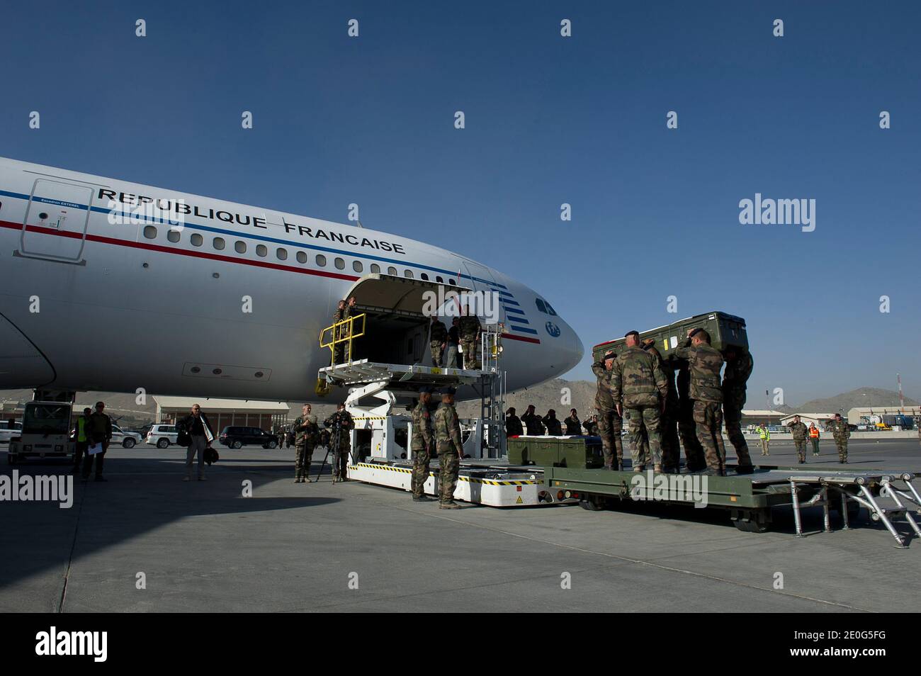 Des cercueils sont photographiés lors d'une cérémonie pour quatre soldats français morts un jour avant lors d'une attaque à l'aéroport de Kaboul, en Afghanistan, le 10 juin 2012. L'attaque par un kamikaze taillé par le burqa a a été la première frappe fatale contre les Français depuis l'arrivée de François Hollande au pouvoir en tant que président le mois dernier, et le chef de l'État a déclaré que le pays allait rendre « un hommage national » aux morts. Document photo de Jean-François d'Arcangues/ECPAD/ABACAPRESS.COM Banque D'Images