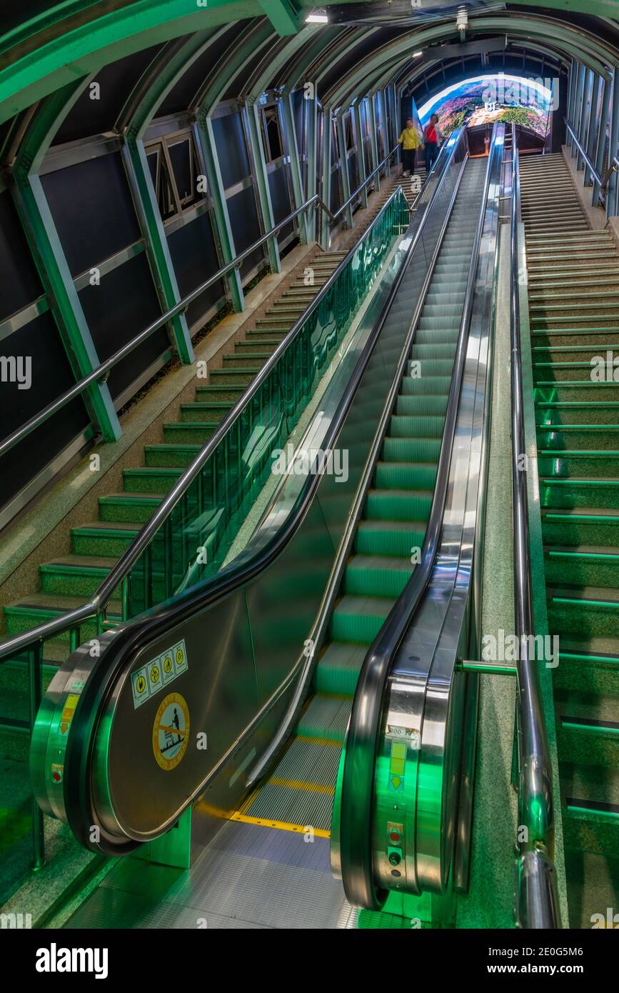 Escalier roulant éclairé dans le centre de Busan, République de Corée Banque D'Images