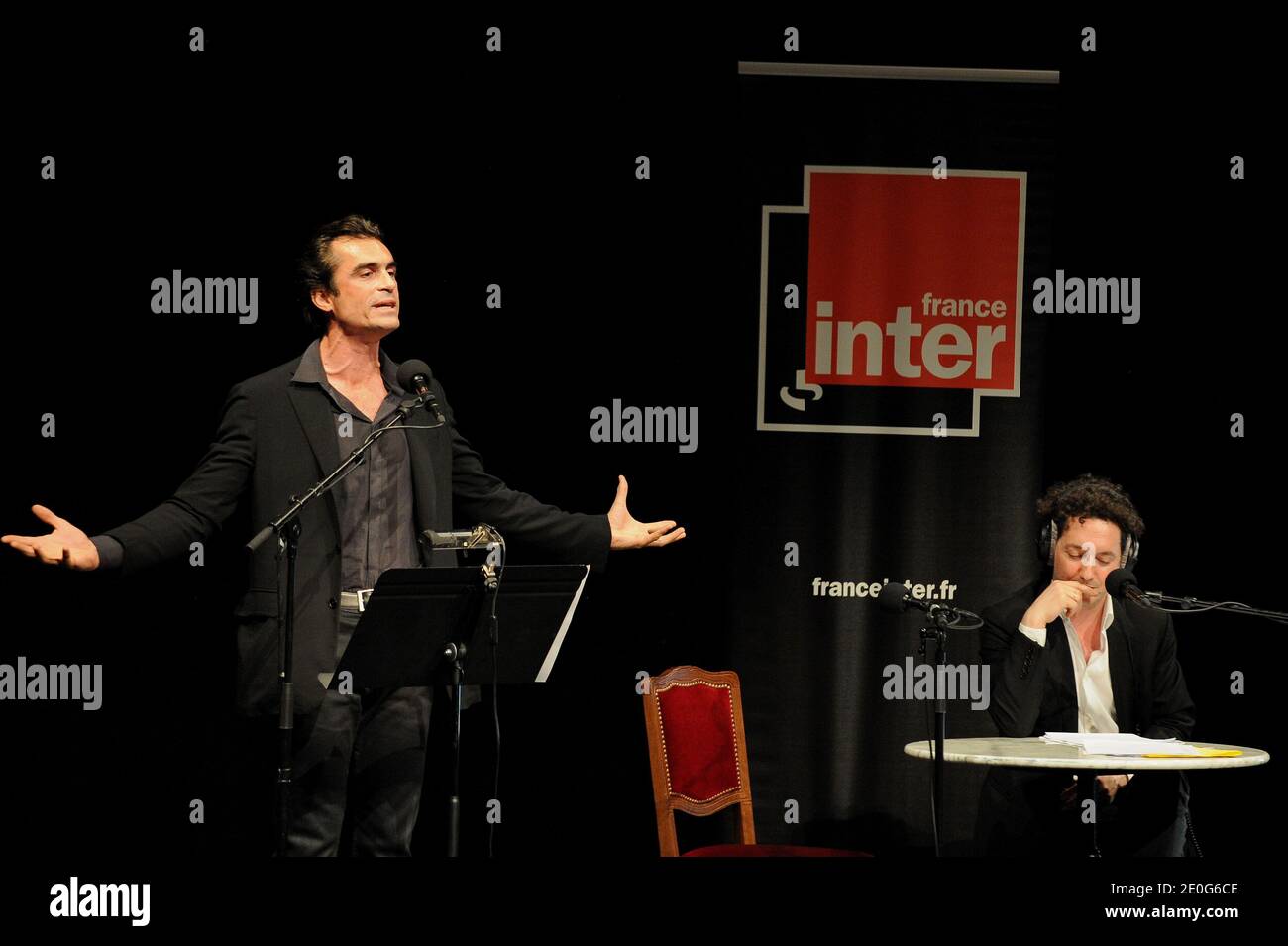 Raphael Enthoven et Guillaume Gallienne lors de l'enregistrement de  l'émission de radio 'CA peut pas faire de mal' diffusée sur la station France  Inter tenue au Théâtre de l'Odéon à Paris, France,