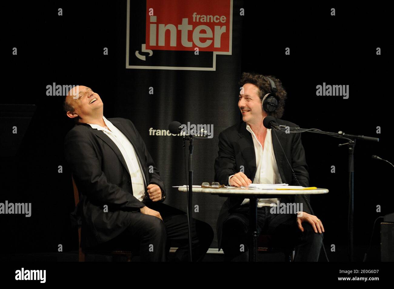 Daniel Mesguich et Guillaume Gallienne lors de l'enregistrement de  l'émission de radio 'CA peut pas faire de mal' diffusée sur la station France  Inter tenue au Théâtre de l'Odéon à Paris, en