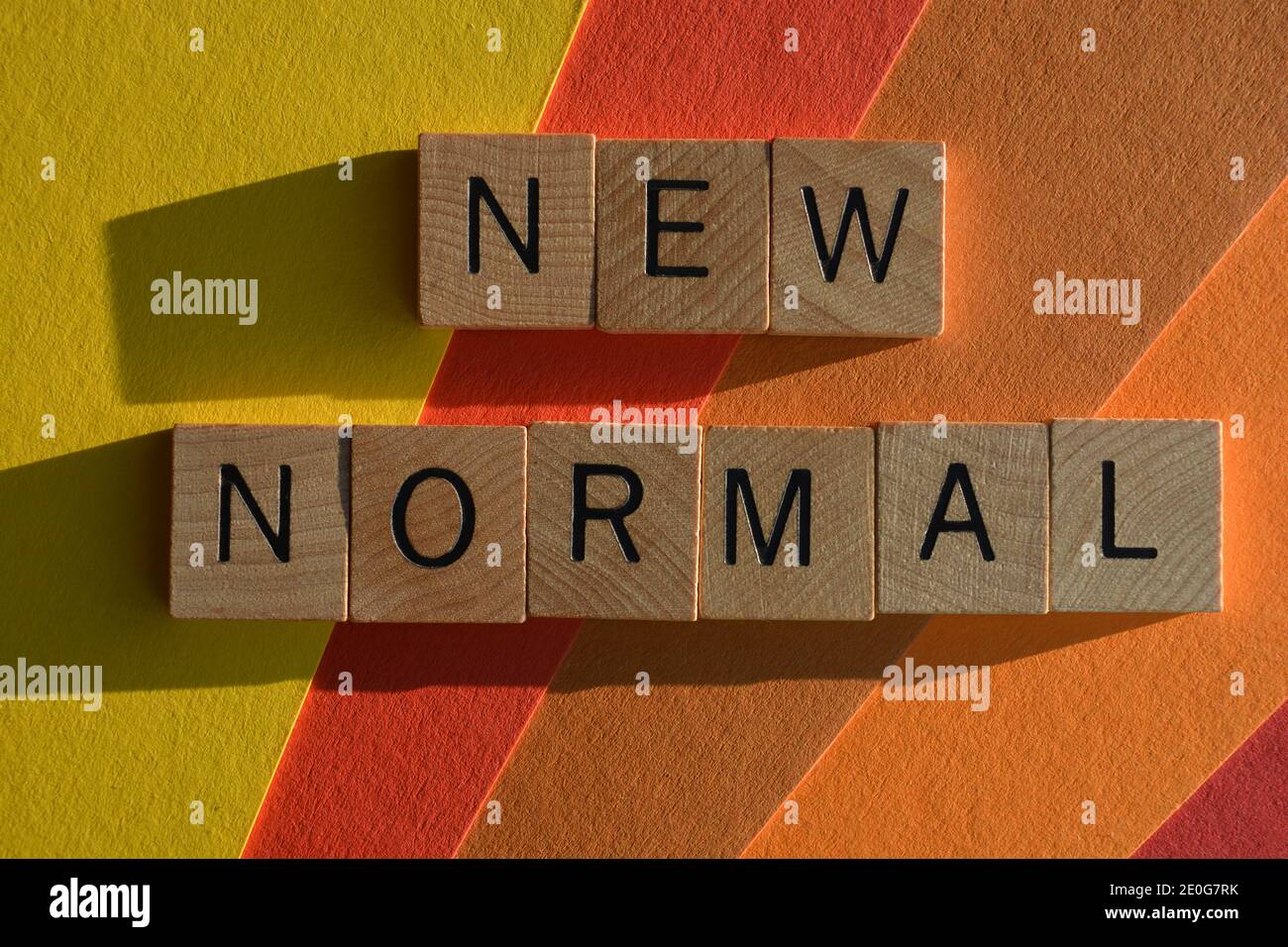 Nouveau Normal, mots en lettres de l'alphabet en bois isolées sur fond coloré Banque D'Images
