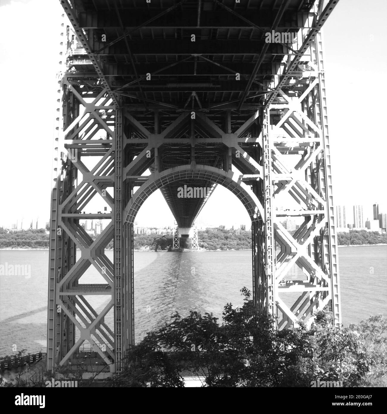 Le légendaire pont George Washington de la ville de New York, au-dessus de l'Hudson River, entre fort Lee, New Jersey et le Bronx à New York. Ouvert en 1931. Banque D'Images