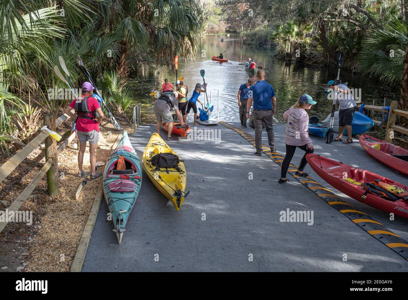 Silver Springs State Park kayak, canoë, paddle-board lancement à la rivière Silver. Attraction touristique d'Ocal Florida. Les gens qui lancent avec des motomarines ont rea Banque D'Images