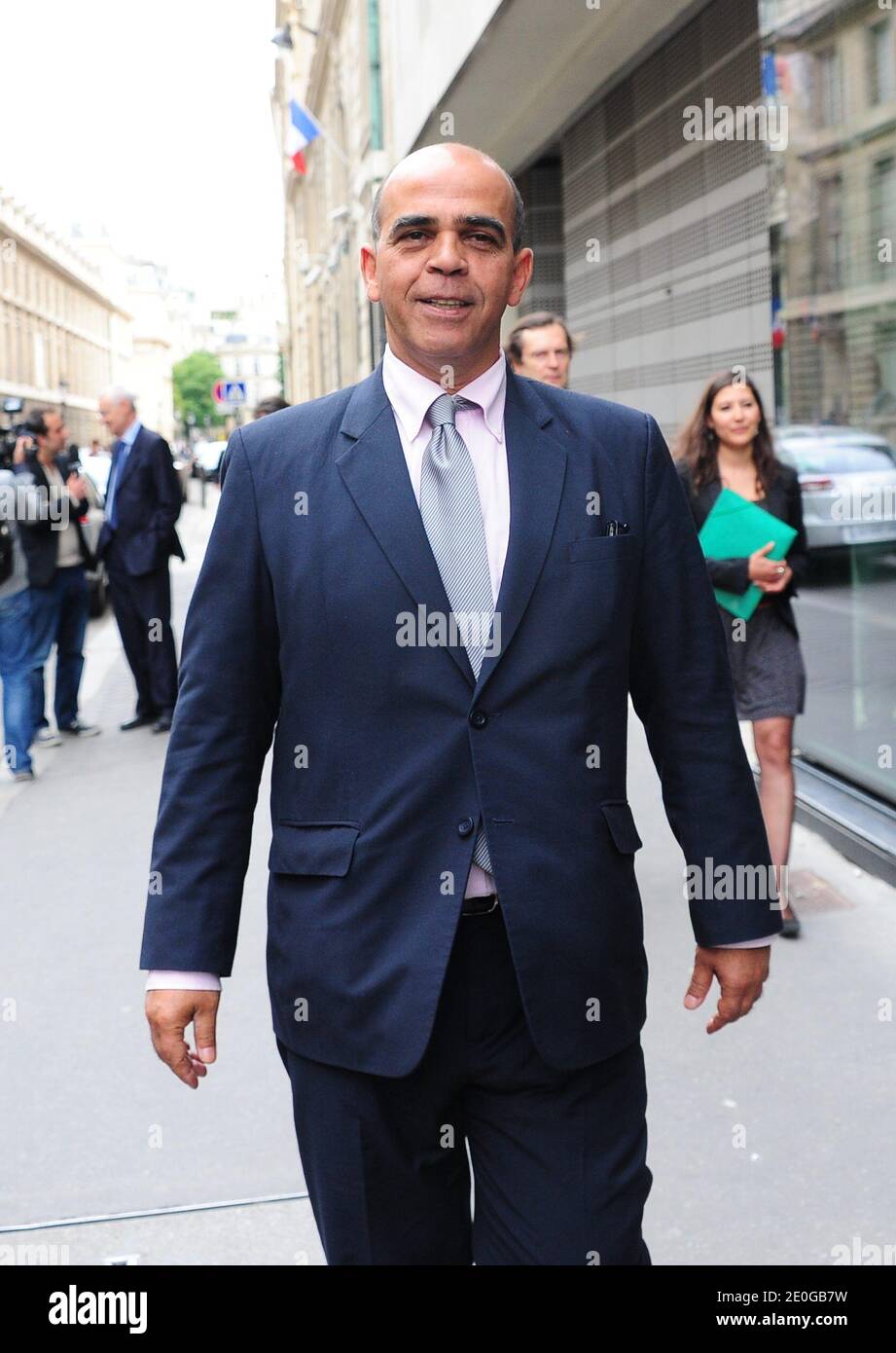 Le jeune ministre français des anciens combattants et député socialiste Kader Arif arrive à l'Assemblée nationale française avant d'assister à la réunion du conseil national du Parti socialiste (PS) à Paris, en France, le 19 juin 2012. Photo de Mousse/ABACAPRESS.COM Banque D'Images