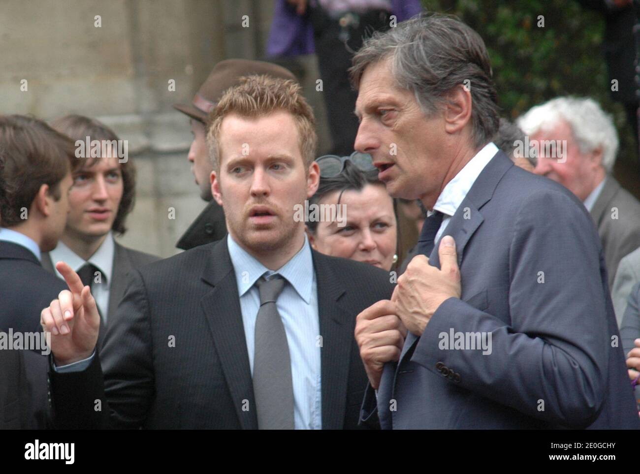 Gary Roland (L) avec Nicolas de Tavernost quitte après les funérailles de son père Thierry Roland, commentateur du football, à l'église Sainte-Clotilde à Paris, en France, le 21 juin 2012. Roland est décédé à l'âge de 74 ans le 18 juin 2012 après un accident vasculaire cérébral. Photo d'Alain Apaydin/ABACAPRESS.COM Banque D'Images