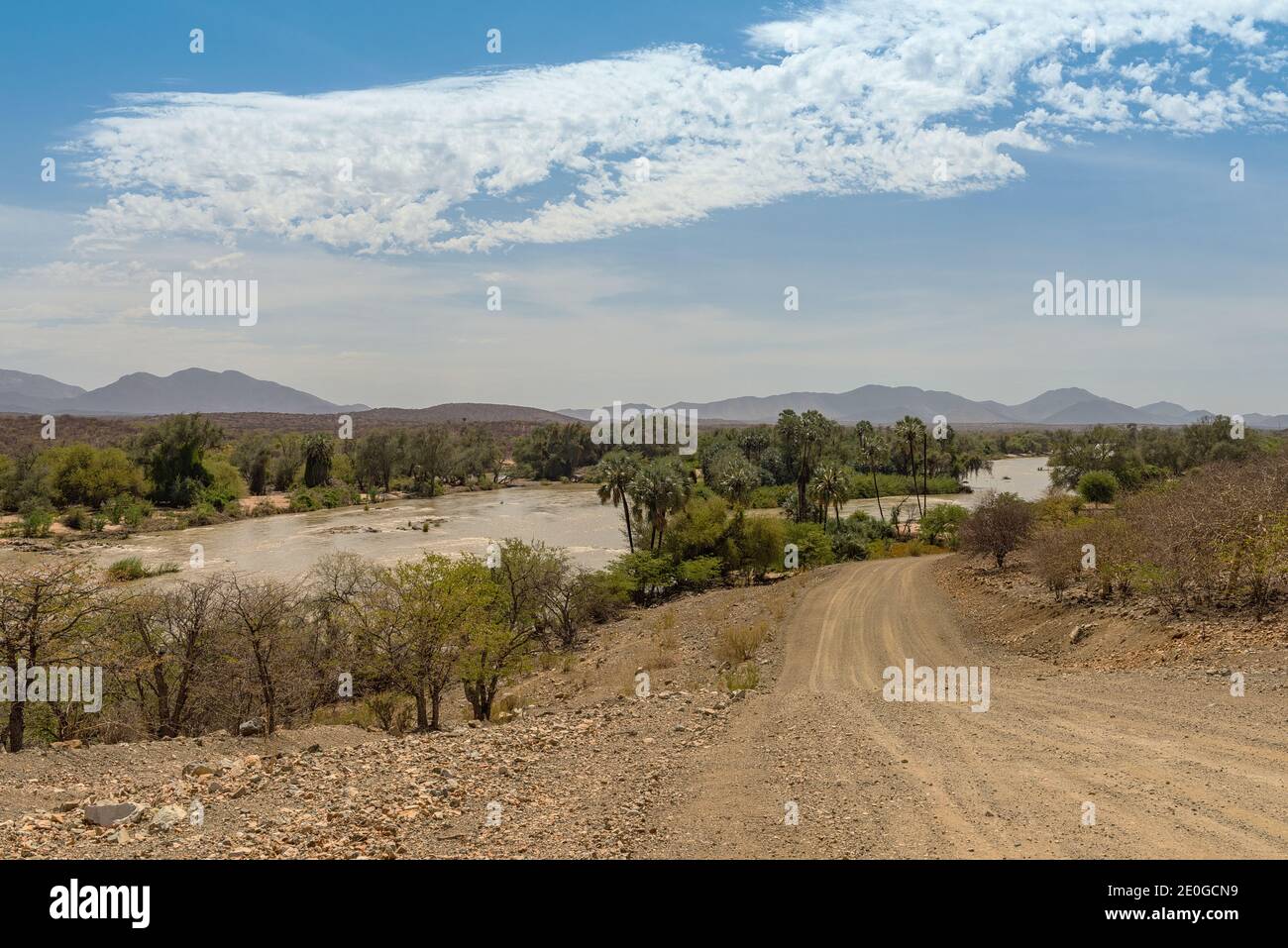 Vue sur le paysage de la rivière Kunene, la rivière frontalière entre la Namibie et l'Angola Banque D'Images