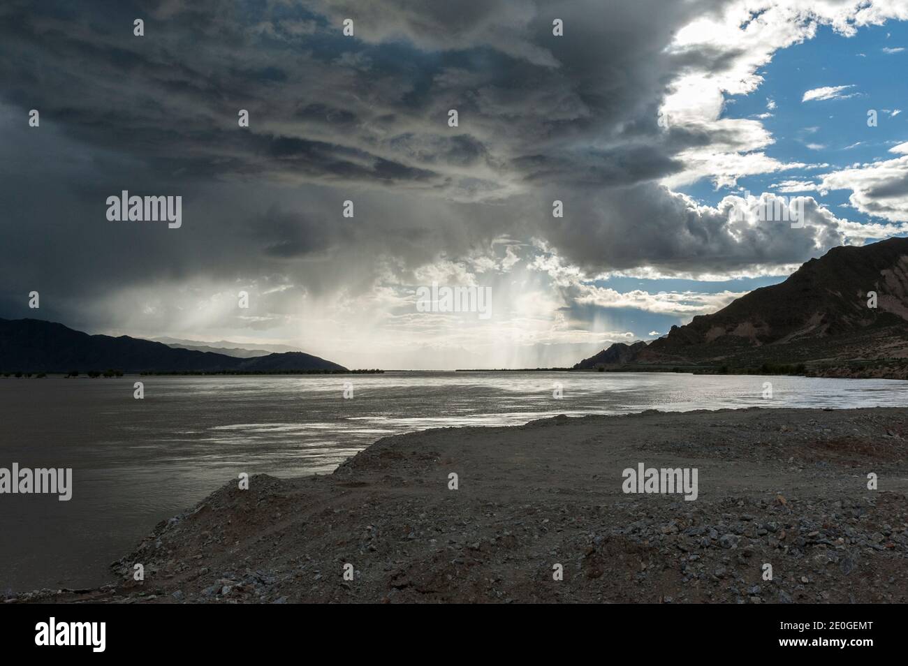 Paysage le long de la rue à Old Tsetang, Tibet - Chine Banque D'Images