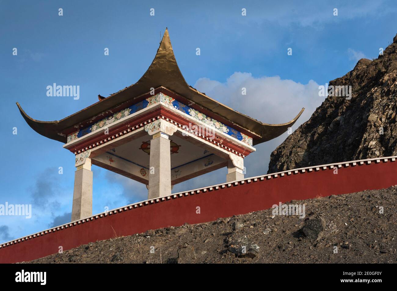 Pagode tibétaine le long de la rue à Old Tsetang, Tibet - Chine Banque D'Images