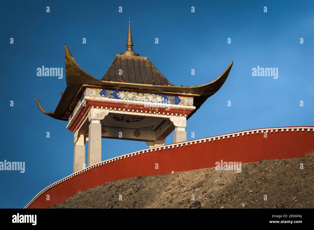 Pagode tibétaine le long de la rue à Old Tsetang, Tibet - Chine Banque D'Images