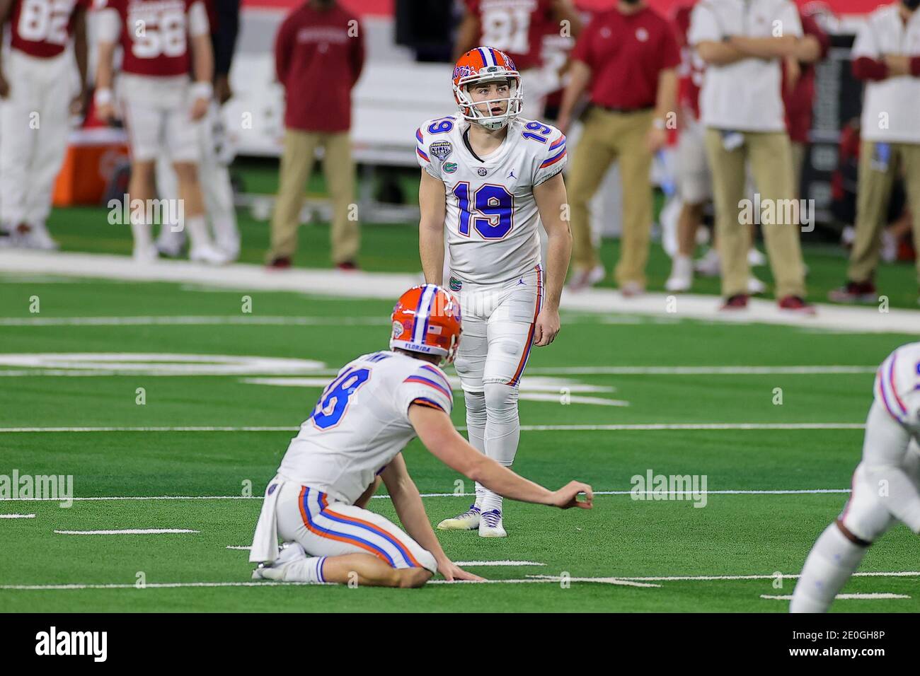 Arlington, Texas, États-Unis. 30 décembre 2020. Florida Gators place le kicker #19 Evan McPherson reprépare pour un point supplémentaire pendant le Florida Gators, contre le match de football de l'université de l'Oklahoma Sooners, au Goodyear Cotton Bowl, à Arlington, Texas, le 30 décembre 2020. (Crédit obligatoire : Tommy Hays/MarinMedia.org/Cal Sport Media) (photographe complet absolu, et crédits requis).télévision, ou magazines à but lucratif Contactez MarinMedia directement. Crédit : csm/Alay Live News Banque D'Images