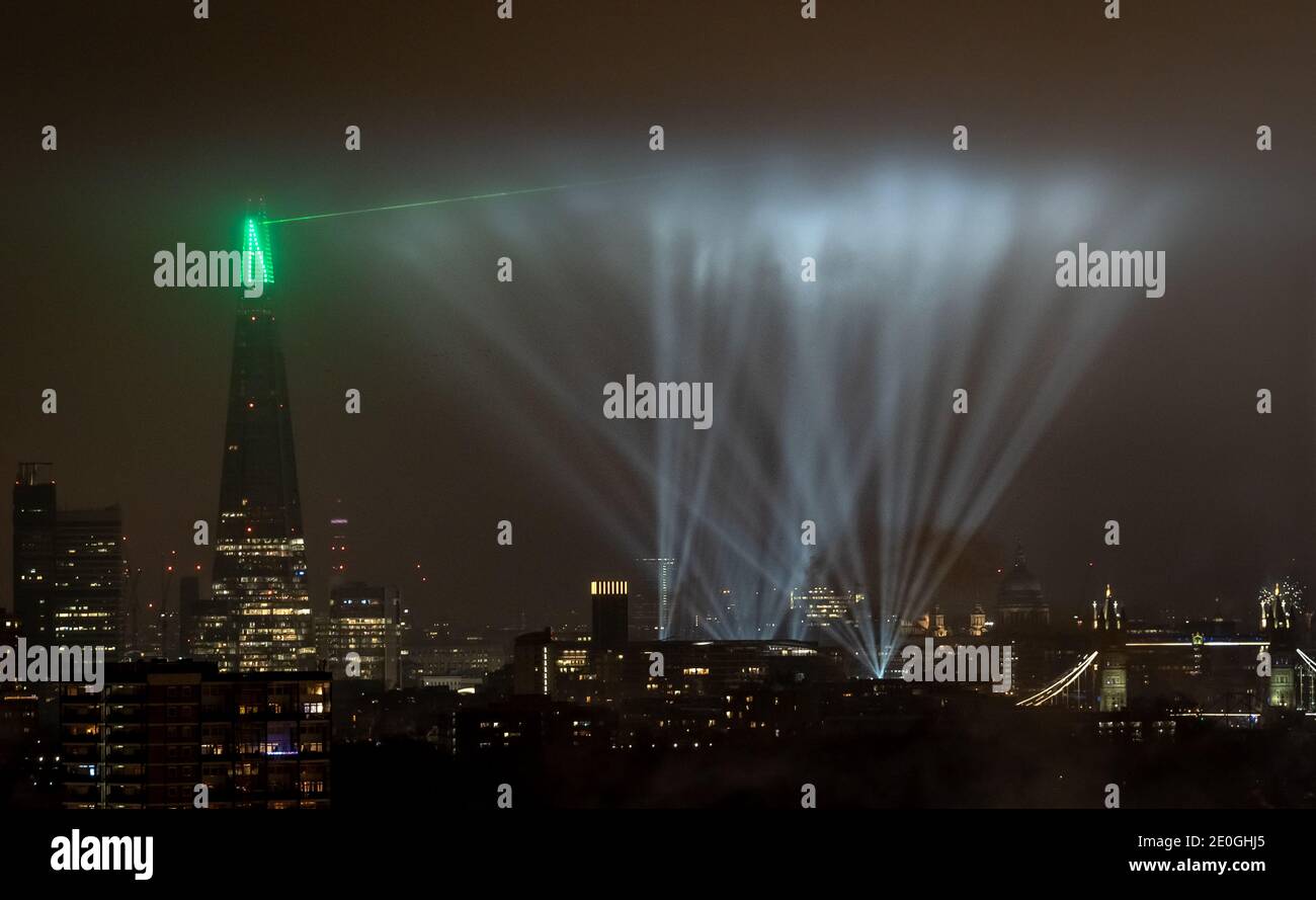 Saint-Sylvestre : un éclairage grandiose et spectaculaire s'affiche au-dessus de la ville et du gratte-ciel de Shard. Londres, Royaume-Uni. Banque D'Images