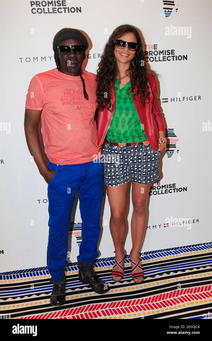 Yelena Noah et Geoffrey Oryema participent au lancement de la collection « The Promise » au magasin phare Tommy Hilfiger champs-Elysées à Paris, France, le 26 avril 2012. La collection Promise vise à réduire considérablement la pauvreté en Afrique d'ici 2015. Photo par ABACAPRESS.COM Banque D'Images
