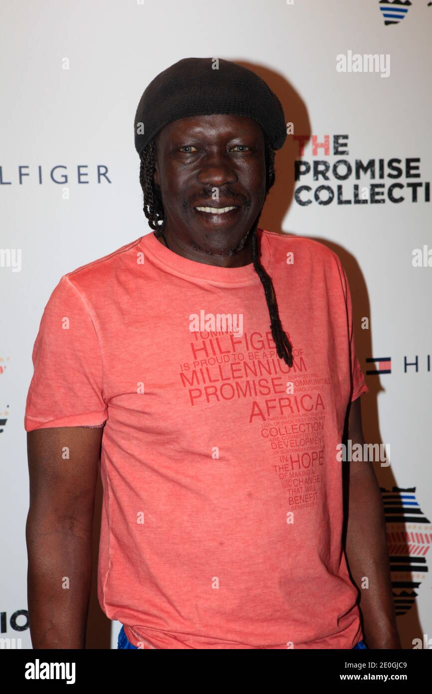Geoffrey Oryema participe au lancement de la collection « The Promise » au magasin phare Tommy Hilfiger champs-Elysées à Paris, en France, le 26 avril 2012. La collection Promise vise à réduire considérablement la pauvreté en Afrique d'ici 2015. Photo par ABACAPRESS.COM Banque D'Images