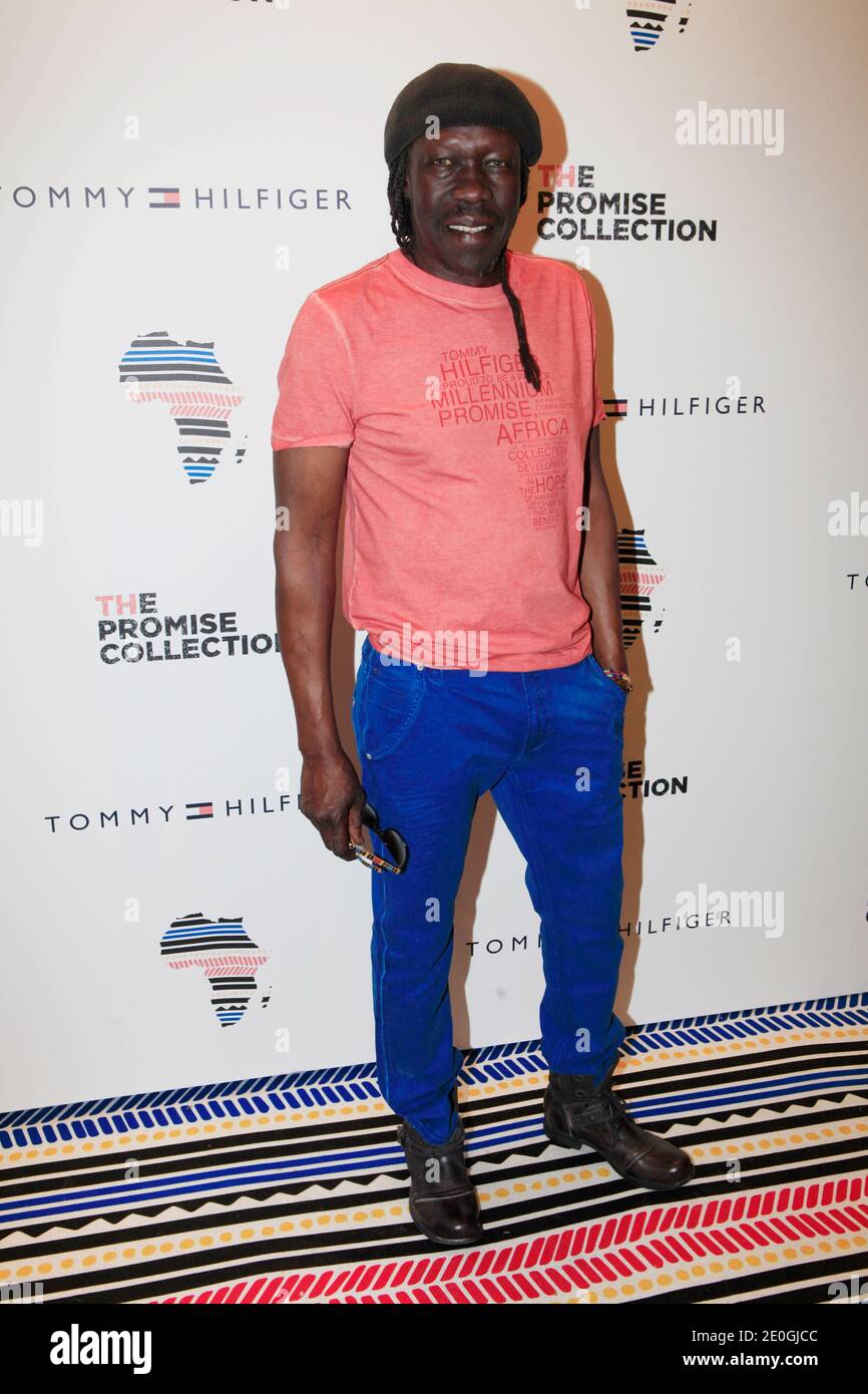 Geoffrey Oryema participe au lancement de la collection « The Promise » au magasin phare Tommy Hilfiger champs-Elysées à Paris, en France, le 26 avril 2012. La collection Promise vise à réduire considérablement la pauvreté en Afrique d'ici 2015. Photo par ABACAPRESS.COM Banque D'Images