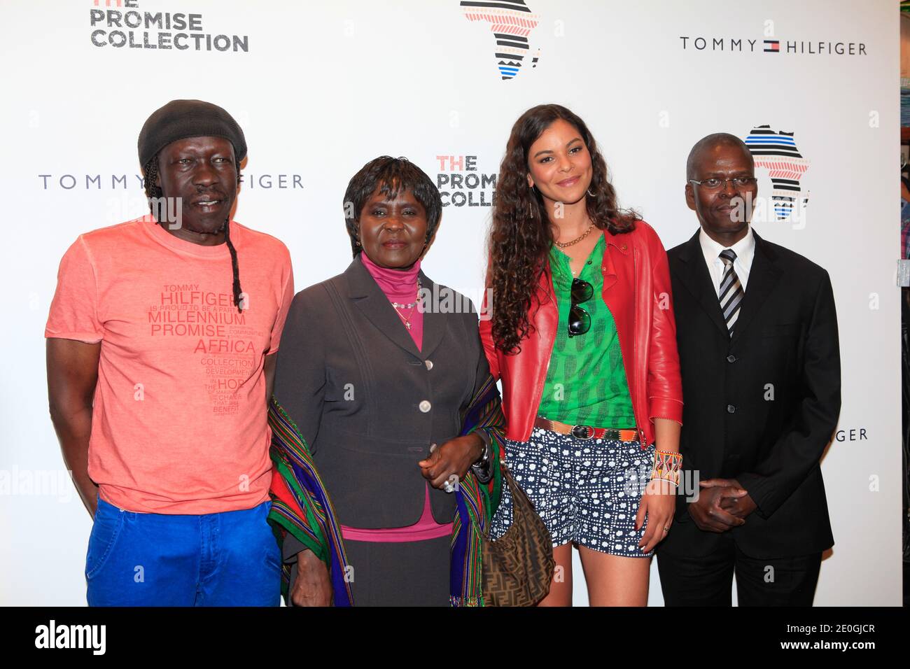 Yelena Noah et Geoffrey Oryema participent au lancement de la collection « The Promise » au magasin phare Tommy Hilfiger champs-Elysées à Paris, France, le 26 avril 2012. La collection Promise vise à réduire considérablement la pauvreté en Afrique d'ici 2015. Photo par ABACAPRESS.COM Banque D'Images