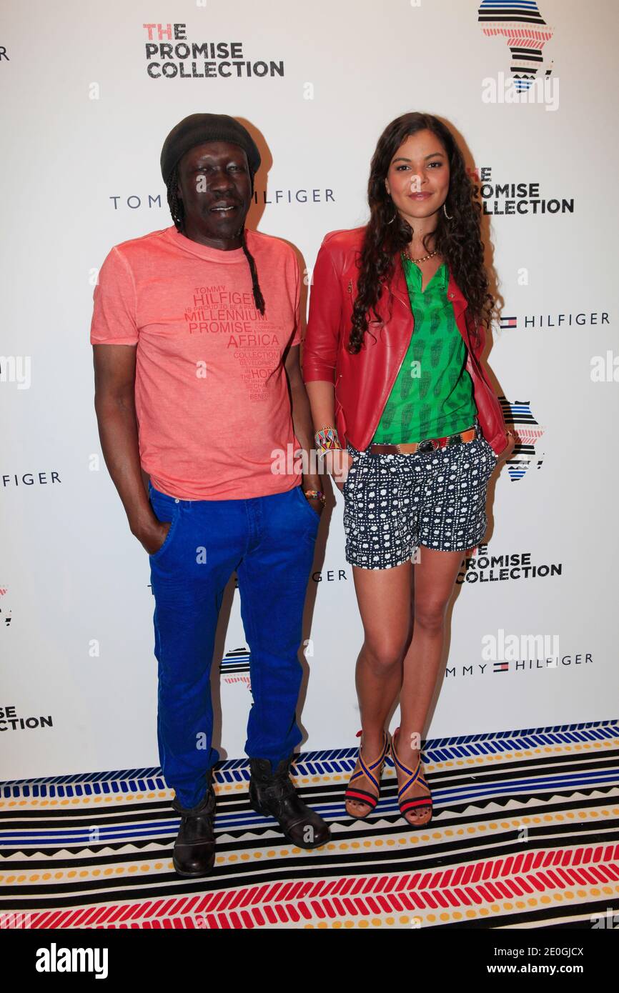 Yelena Noah et Geoffrey Oryema participent au lancement de la collection « The Promise » au magasin phare Tommy Hilfiger champs-Elysées à Paris, France, le 26 avril 2012. La collection Promise vise à réduire considérablement la pauvreté en Afrique d'ici 2015. Photo par ABACAPRESS.COM Banque D'Images
