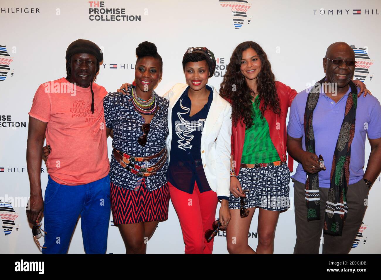 Yelena Noah, Geoffrey Oryema, Manu Dibango assister au lancement de la collection « The Promise » au magasin phare Tommy Hilfiger champs-Elysées à Paris, France, le 26 avril 2012. La collection Promise vise à réduire considérablement la pauvreté en Afrique d'ici 2015. Photo par ABACAPRESS.COM Banque D'Images