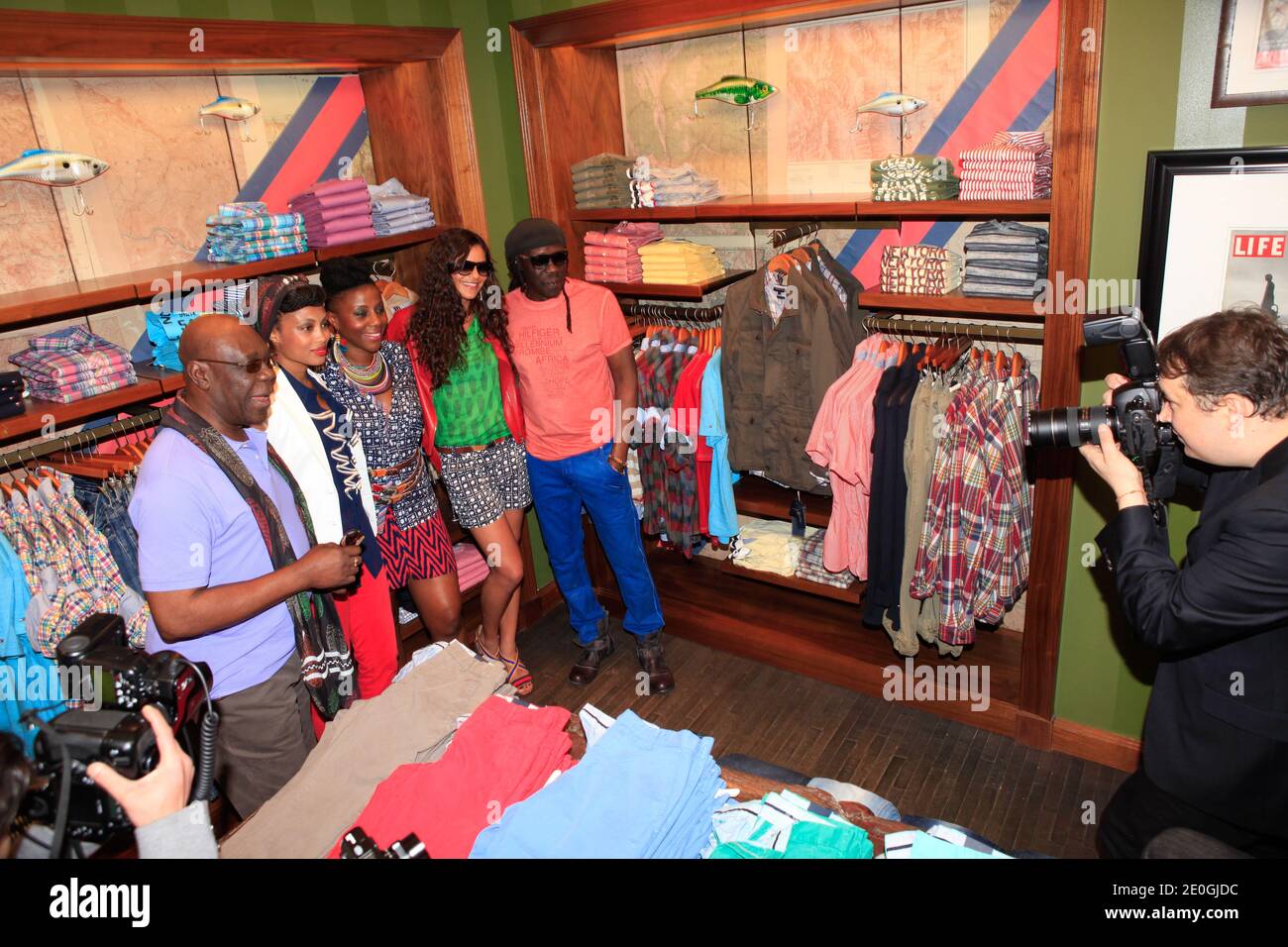 Imany, Yelena Noah et Geoffrey Oryema participent au lancement de la « Collection Promise » au magasin phare Tommy Hilfiger champs-Elysées à Paris, en France, le 26 avril 2012. La collection Promise vise à réduire considérablement la pauvreté en Afrique d'ici 2015. Photo par ABACAPRESS.COM Banque D'Images