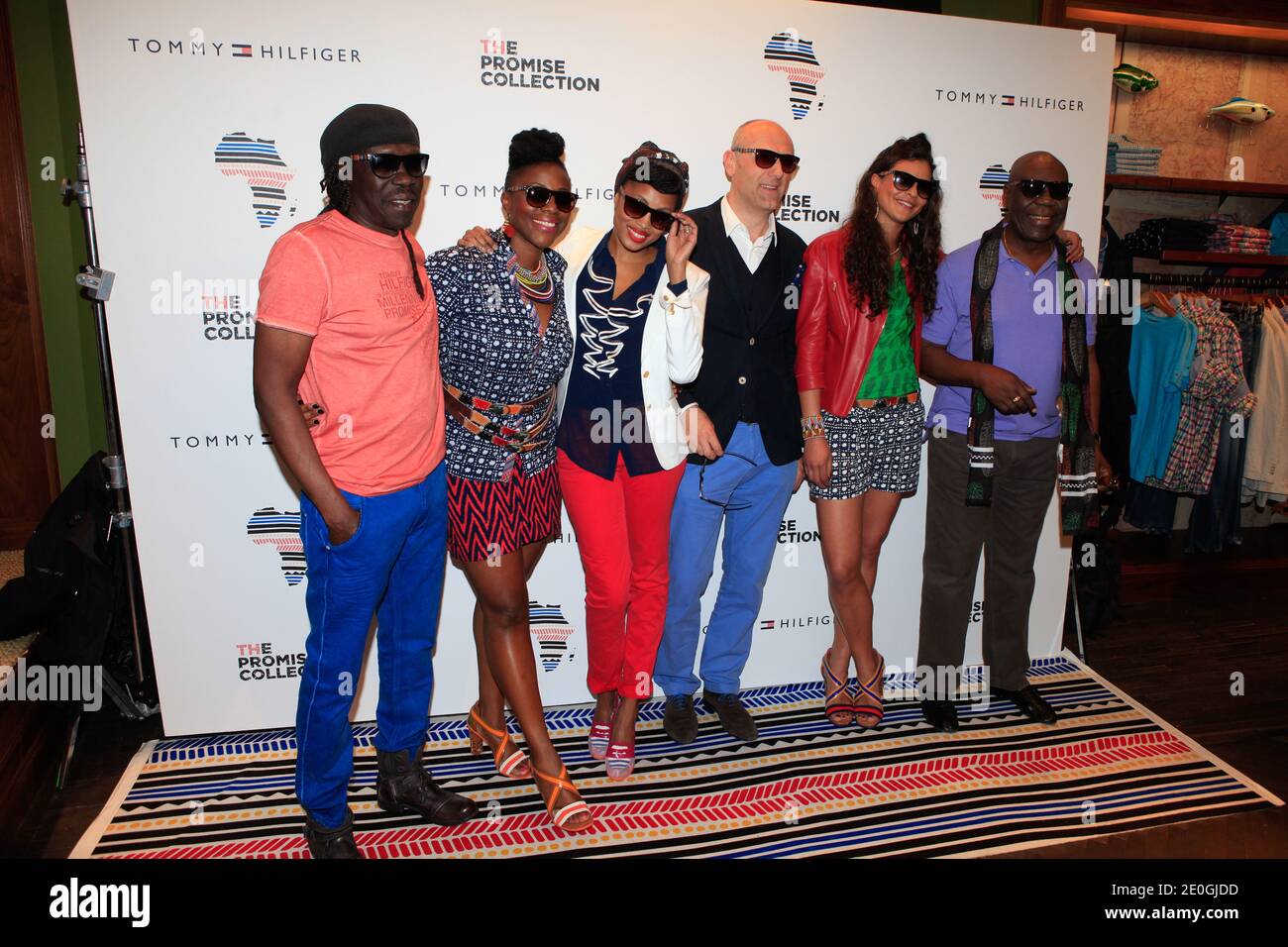 Yelena Noah, Geoffrey Oryema, Manu Dibango assister au lancement de la collection « The Promise » au magasin phare Tommy Hilfiger champs-Elysées à Paris, France, le 26 avril 2012. La collection Promise vise à réduire considérablement la pauvreté en Afrique d'ici 2015. Photo par ABACAPRESS.COM Banque D'Images