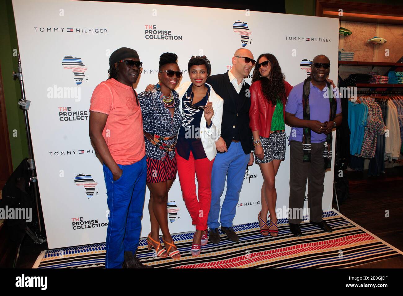 Yelena Noah, Geoffrey Oryema, Manu Dibango assister au lancement de la collection « The Promise » au magasin phare Tommy Hilfiger champs-Elysées à Paris, France, le 26 avril 2012. La collection Promise vise à réduire considérablement la pauvreté en Afrique d'ici 2015. Photo par ABACAPRESS.COM Banque D'Images