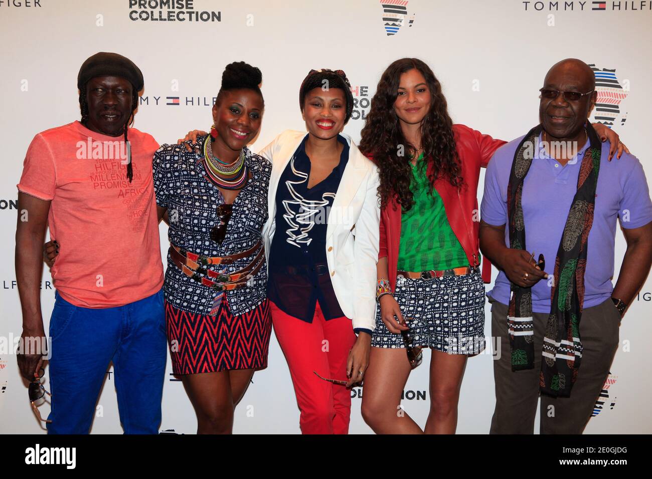 Yelena Noah, Geoffrey Oryema, Manu Dibango assister au lancement de la collection « The Promise » au magasin phare Tommy Hilfiger champs-Elysées à Paris, France, le 26 avril 2012. La collection Promise vise à réduire considérablement la pauvreté en Afrique d'ici 2015. Photo par ABACAPRESS.COM Banque D'Images
