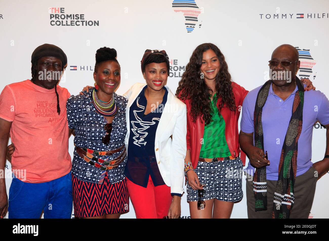 Yelena Noah, Geoffrey Oryema, Manu Dibango assister au lancement de la collection « The Promise » au magasin phare Tommy Hilfiger champs-Elysées à Paris, France, le 26 avril 2012. La collection Promise vise à réduire considérablement la pauvreté en Afrique d'ici 2015. Photo par ABACAPRESS.COM Banque D'Images