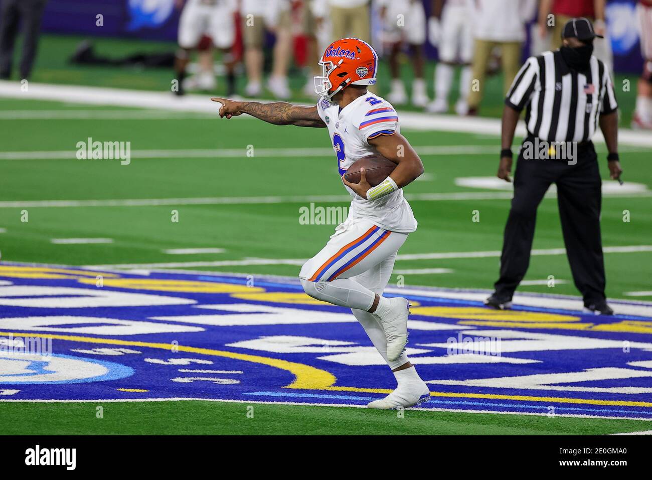 Arlington, Texas, États-Unis. 30 décembre 2020. Florida Gators quarterback #2 Anthony Richardson en action pendant le match de football de Florida Gators, contre le match de football de l'université Oklahoma Sooners, au Goodyear Cotton Bowl, à Arlington, Texas, le 30 décembre 2020. (Crédit obligatoire : Tommy Hays/MarinMedia.org/Cal Sport Media) (photographe complet absolu, et crédits requis).télévision, ou magazines à but lucratif Contactez MarinMedia directement. Crédit : csm/Alay Live News Banque D'Images