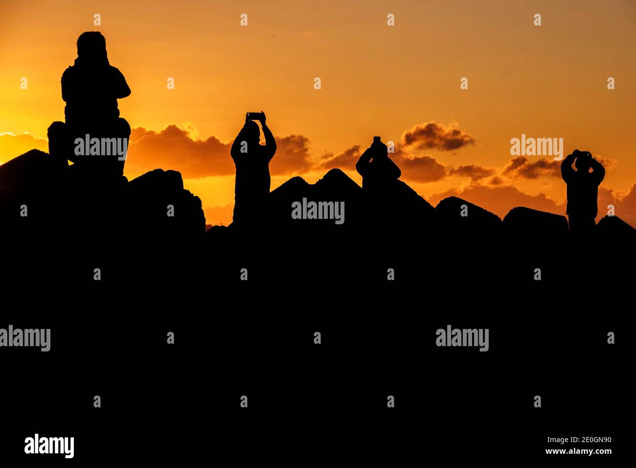 1ER JANVIER 2021 - les gens prennent des photos et regardent le premier lever de soleil de la nouvelle année, connu sous le nom de hatsuhinode, sur une plage à Fujisawa, au Japon. Crédit : Ben Weller/AFLO/Alay Live News Banque D'Images