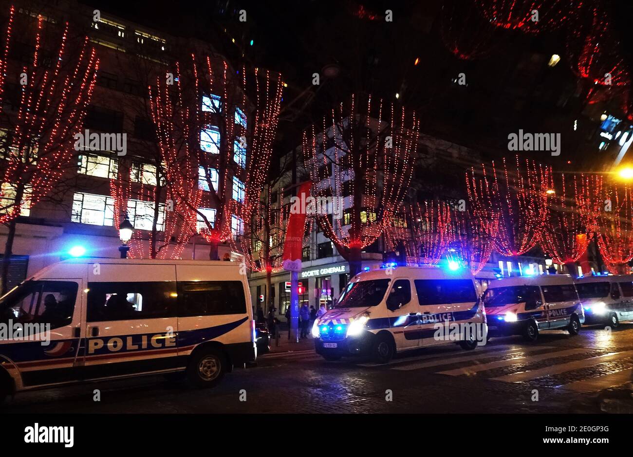 Paris, France. 31 décembre 2020. Des voitures de police transportant des policiers se rassemblent sur l'avenue des champs-Élysées pour un couvre-feu à Paris le 31 décembre 2020, le jour du nouvel an. La France a imposé un couvre-feu dans tout le pays pour aider à éviter les infections à COVID-19. Credit: Gao Jing/Xinhua/Alamy Live News Banque D'Images
