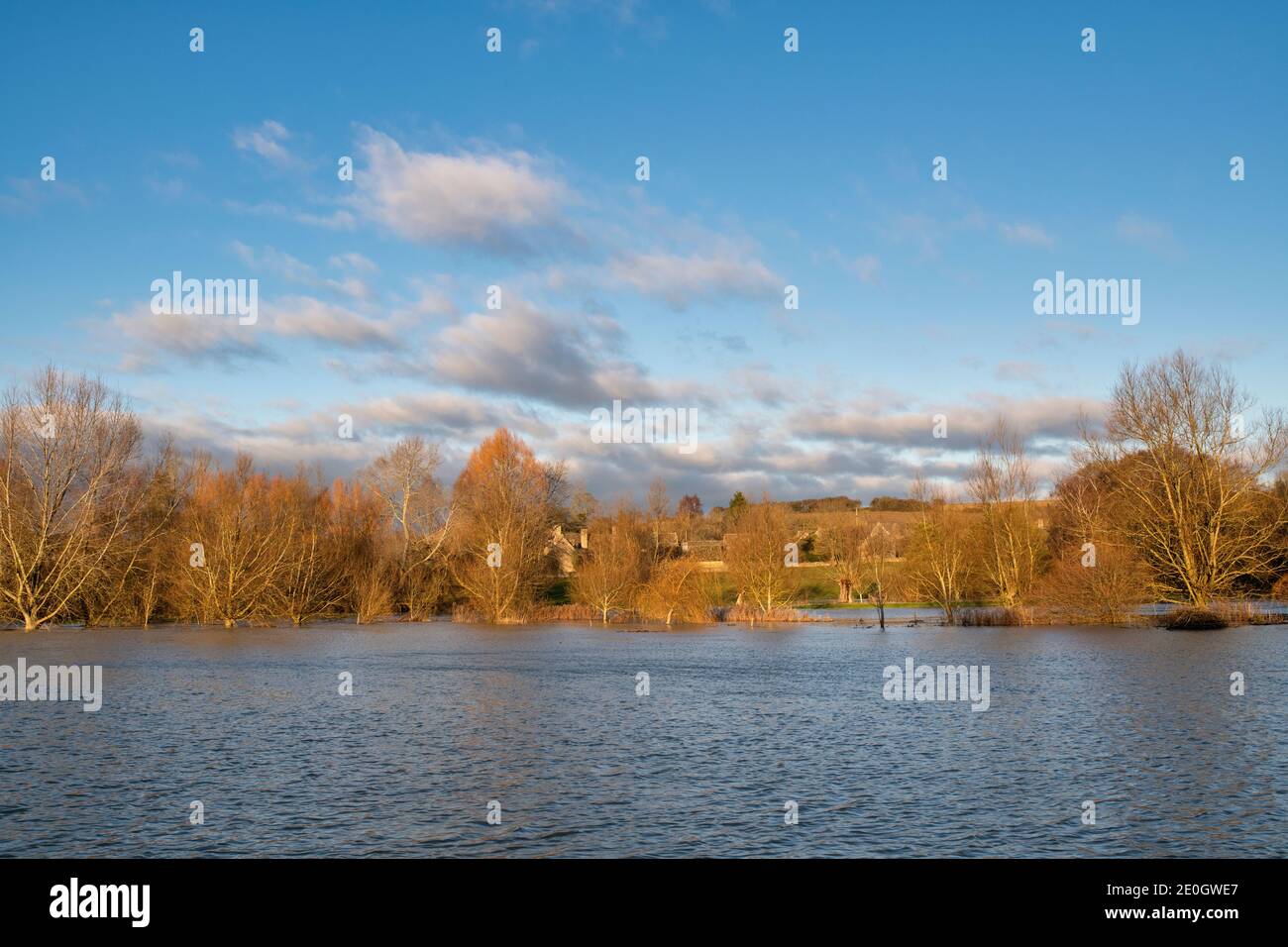 Rivière inondée windrush autour du village cotswold de Swinbrook à la veille de noël 2020. Swinbrook, Cotswolds, Oxfordshire, Angleterre Banque D'Images