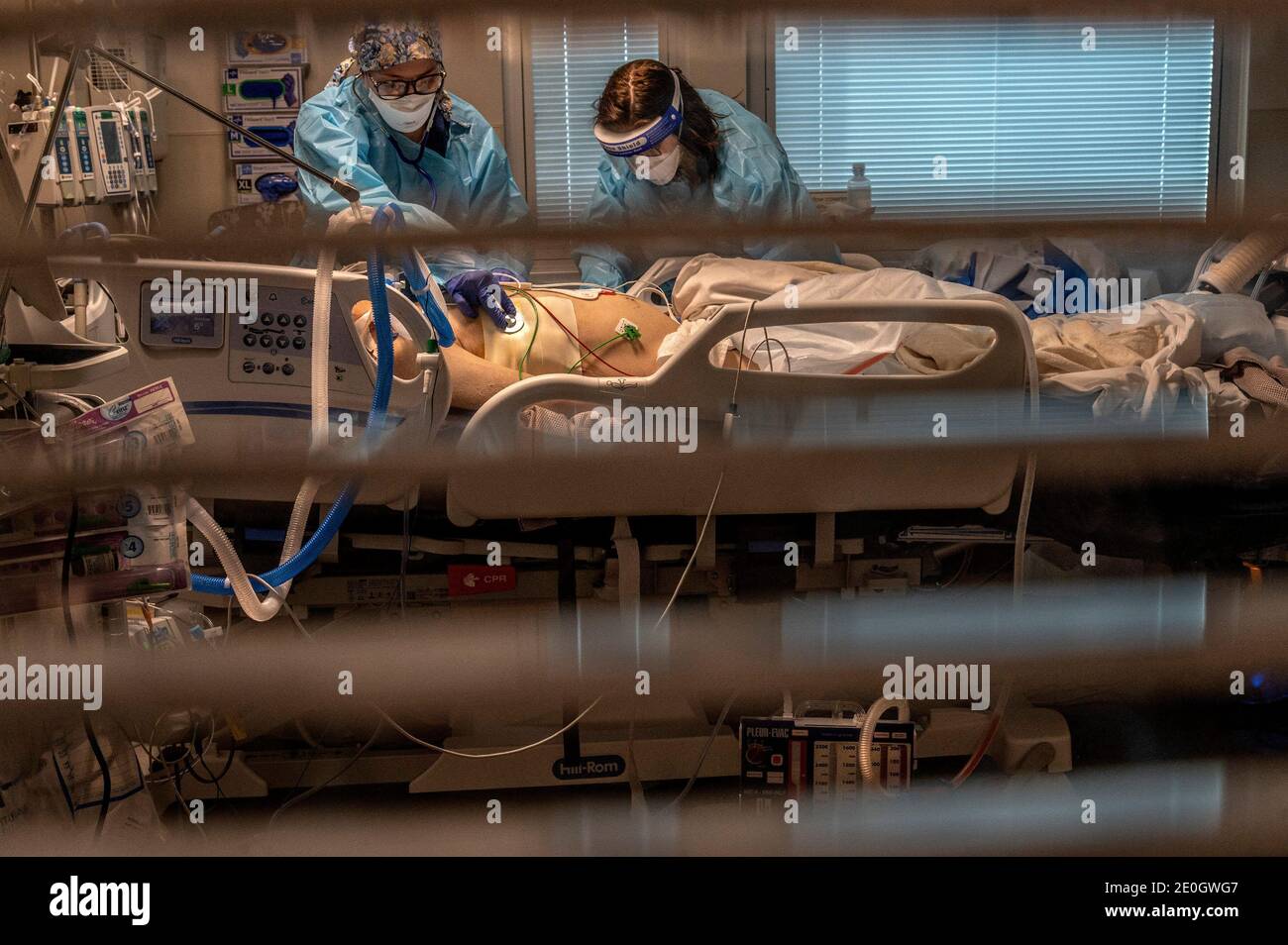 Roseville, Californie, États-Unis. 22 décembre 2020. Jennifer CUKATI, assistante de laboratoire phlébotomiste, droite, et infirmière autorisée CARINA KLESCEWSKI, soins pour un patient COVID-19 extrêmement malade à l'intérieur de l'unité de soins intensifs du centre médical Sutter Roseville. Le patient est venu la nuit précédente avec 'code bleu' et est positif COVID-19. Son cœur s'est arrêté et il a dû être intubé et il est sur un ventilateur. « nous voyons des personnes extrêmement malades », a déclaré le docteur IMRAN MOHOMMED, directeur médical de l'USI. Il a déclaré qu'ils ont la capacité de traiter les patients dès maintenant, mais qu'ils seront confrontés à des difficultés si d'autres arrivent en unité de soins intensifs. (Image de crédit : © Renée C. Banque D'Images