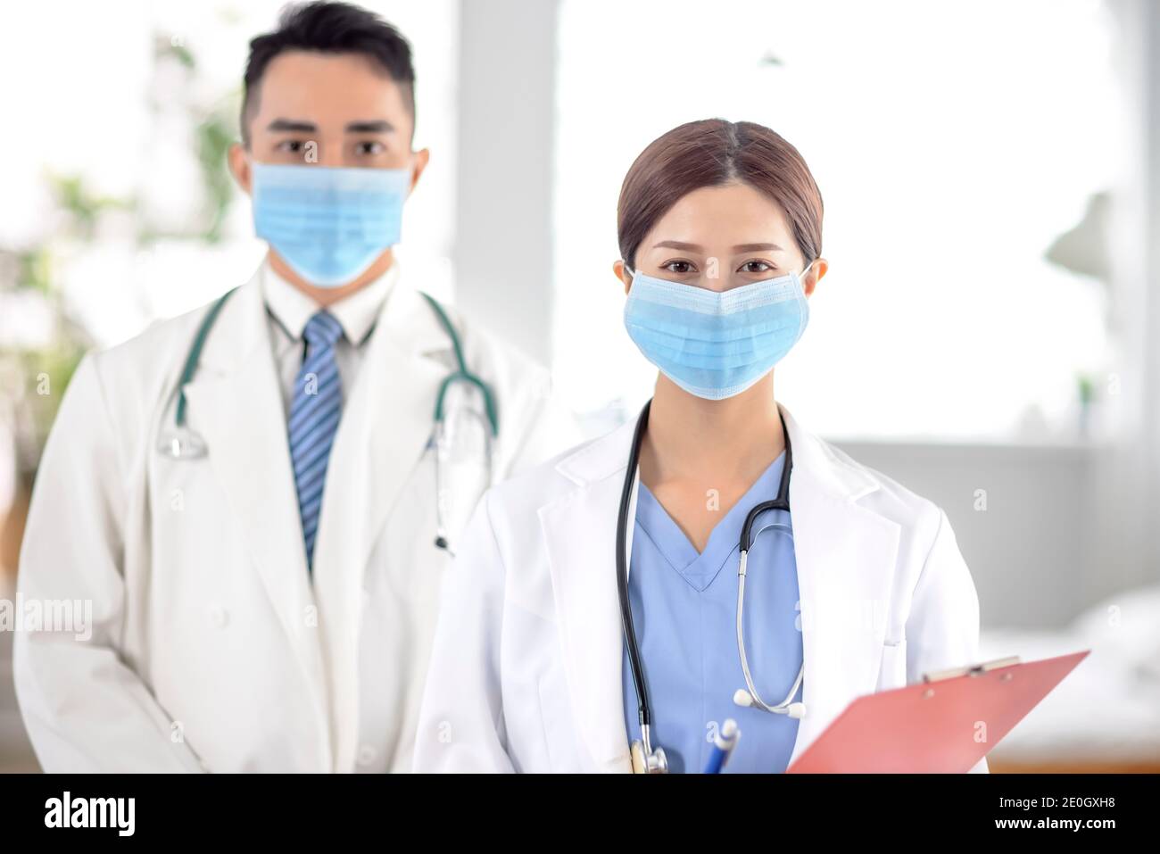 Deux visages de médecins portant un masque de protection à l'hôpital Banque D'Images