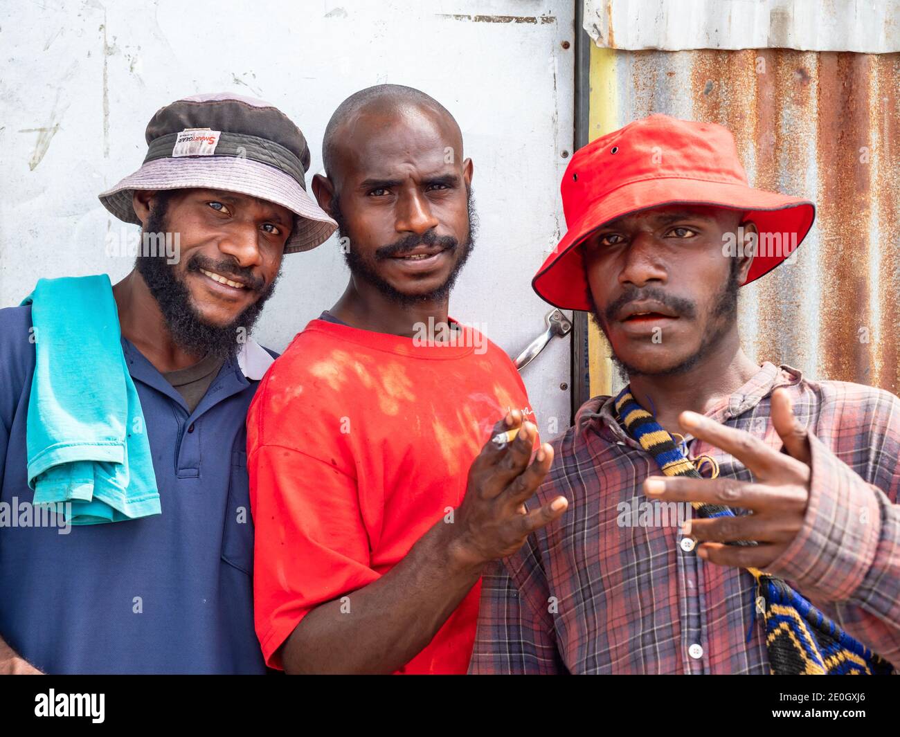 Des hommes locaux traînaient dans le centre-ville de Wewak, la capitale de la province du Sepik oriental de Papouasie-Nouvelle-Guinée. Banque D'Images