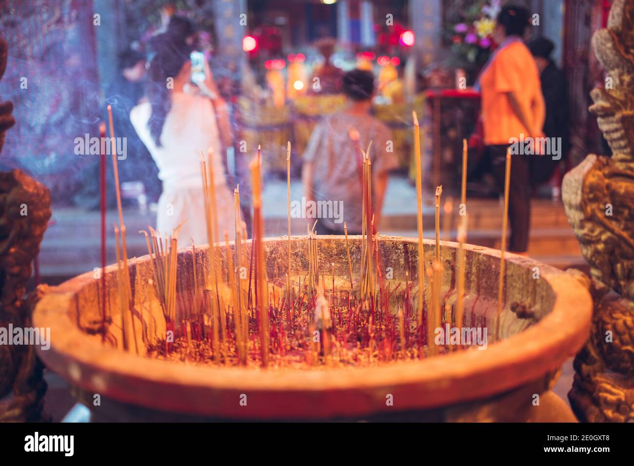 Hsinchu, Taïwan; 7 septembre 2020: Bâtons d'Encens avec fumée au temple taoïste pendant le festival religieux annuel dans la campagne de Taïwan Banque D'Images