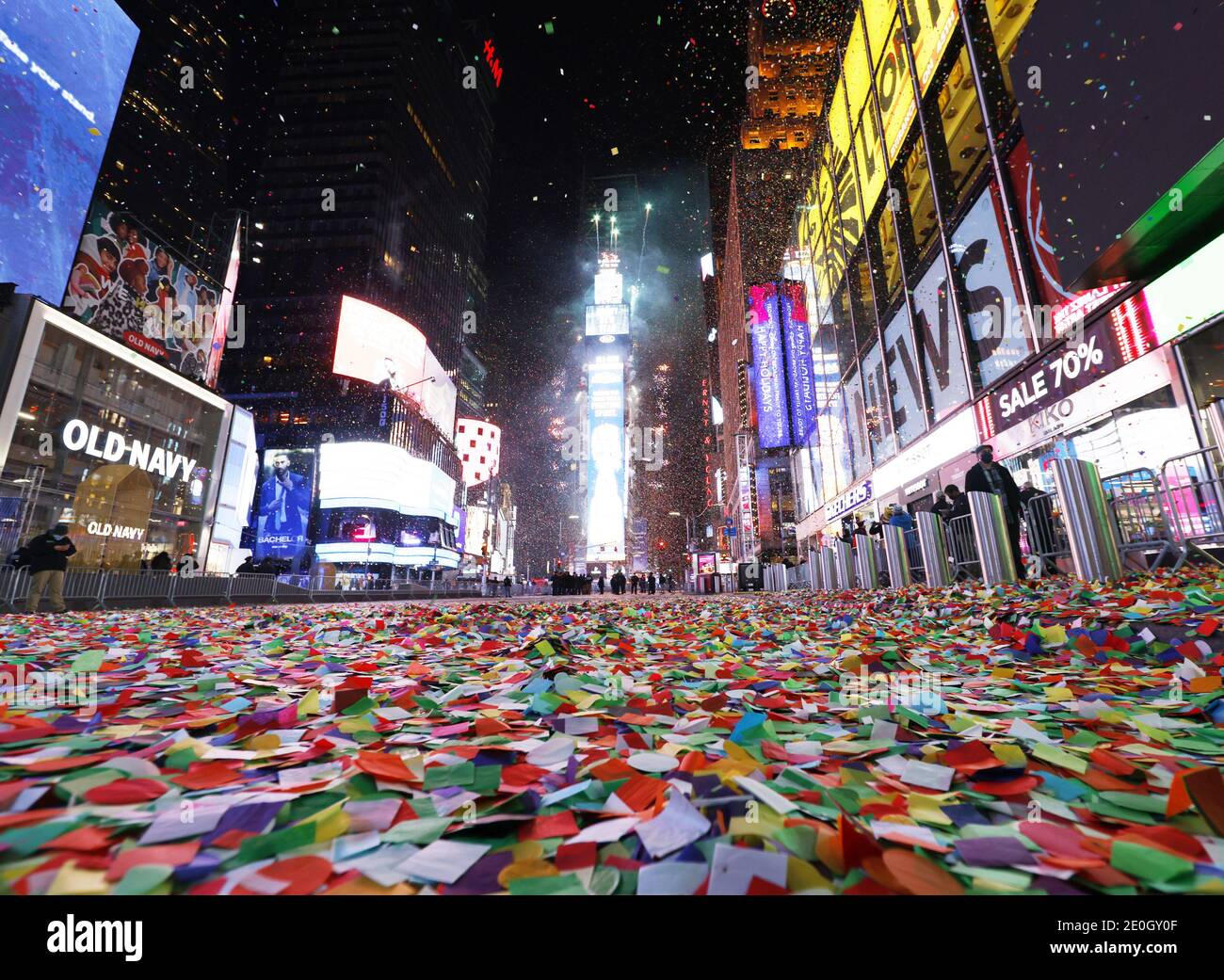 New York, États-Unis. 1er janvier 2021. Confetti remplit l'air et les feux d'artifice explosent sur One Times Square qui est vide et fermé au public en raison de la pandémie de coronavirus après minuit de la Saint-Sylvestre, fête du nouvel an à New York le vendredi 1er janvier 2021. En raison de la pandémie COVID-19 en cours, la Saint-Sylvestre 2021 à Times Square n'a pas été ouverte au public cette année. Photo de John Angelillo/UPI crédit: UPI/Alay Live News Banque D'Images