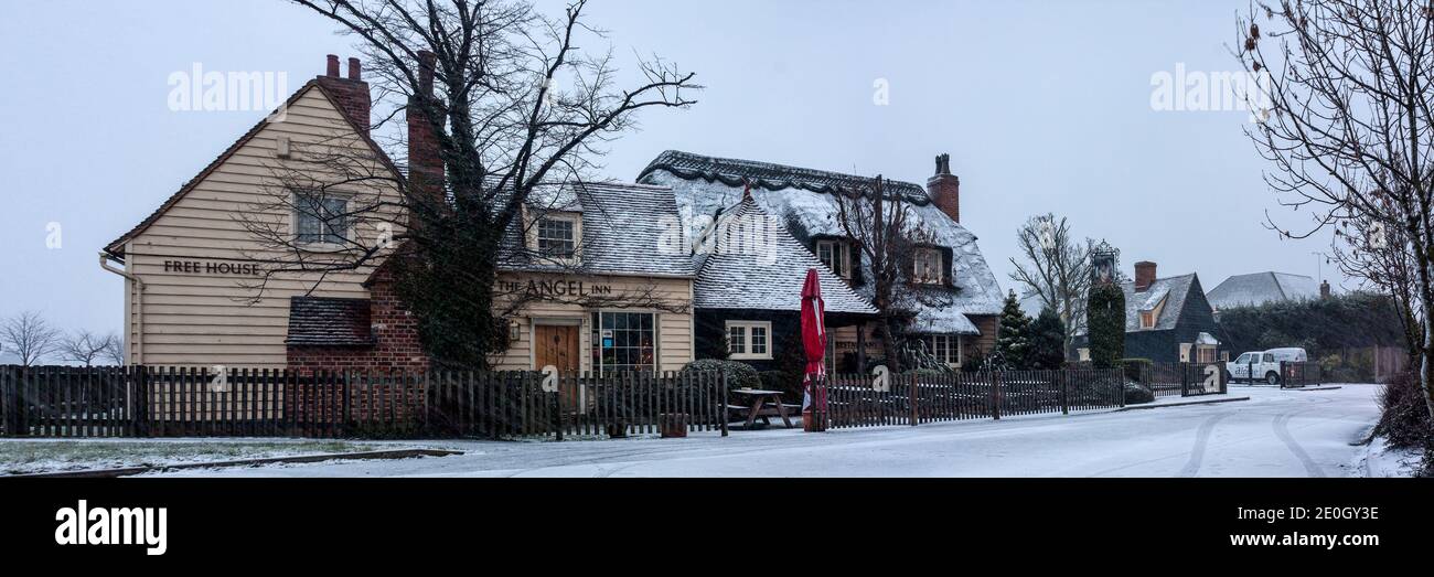 SHOEBURYNESS, ESSEX, Royaume-Uni - 05 JANVIER 2009 : vue extérieure du pub Angel Inn en hiver avec de la neige au sol Banque D'Images