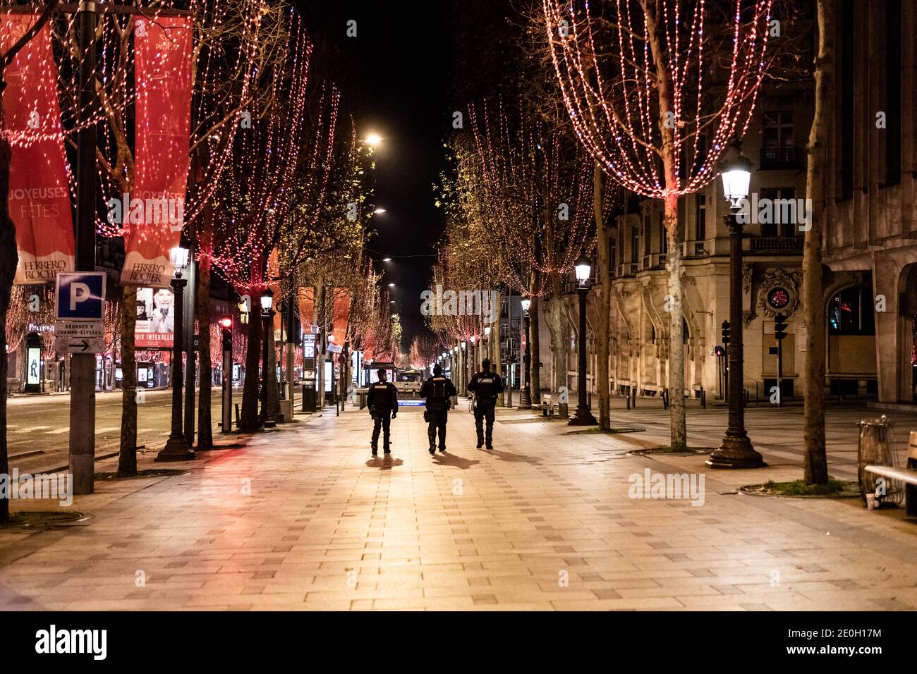 Paris, France. 31 décembre 2020. Des patrouilles de police pour contrôler le passage dans les champs-Elysées pendant les contrôles du couvre-feu le jour du nouvel an. Paris, France, 1er janvier 2021. Credit: ABACAPRESS/Alamy Live News Banque D'Images