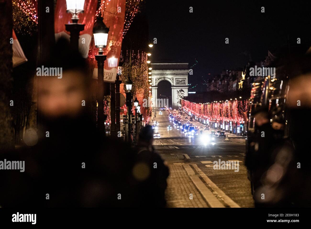 Paris, France. 31 décembre 2020. Des patrouilles de police pour contrôler le passage dans les champs-Elysées pendant les contrôles du couvre-feu le jour du nouvel an. Paris, France, 1er janvier 2021. Credit: ABACAPRESS/Alamy Live News Banque D'Images