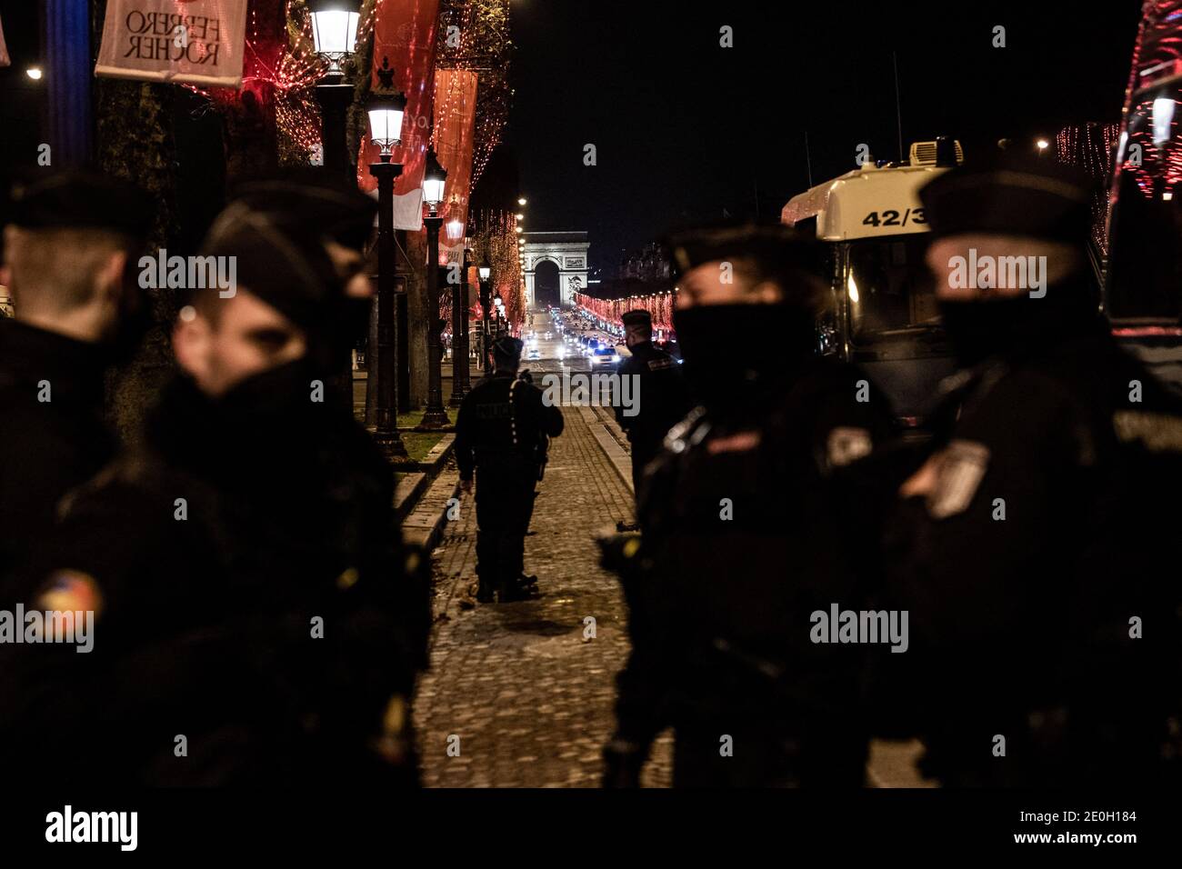 Paris, France. 31 décembre 2020. Des patrouilles de police pour contrôler le passage dans les champs-Elysées pendant les contrôles du couvre-feu le jour du nouvel an. Paris, France, 1er janvier 2021. Credit: ABACAPRESS/Alamy Live News Banque D'Images