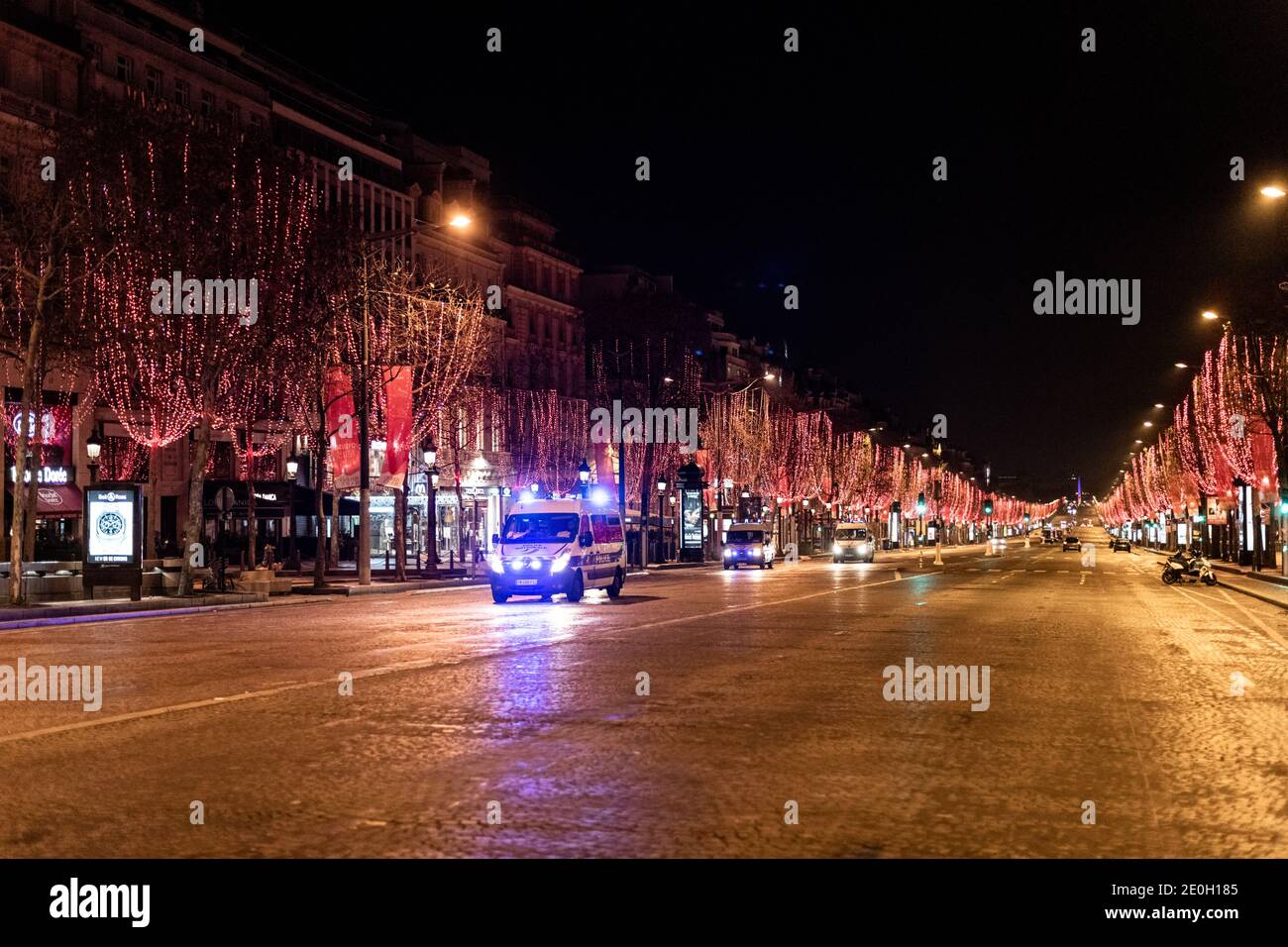 Paris, France. 31 décembre 2020. Des patrouilles de police pour contrôler le passage dans les champs-Elysées pendant les contrôles du couvre-feu le jour du nouvel an. Paris, France, 1er janvier 2021. Credit: ABACAPRESS/Alamy Live News Banque D'Images