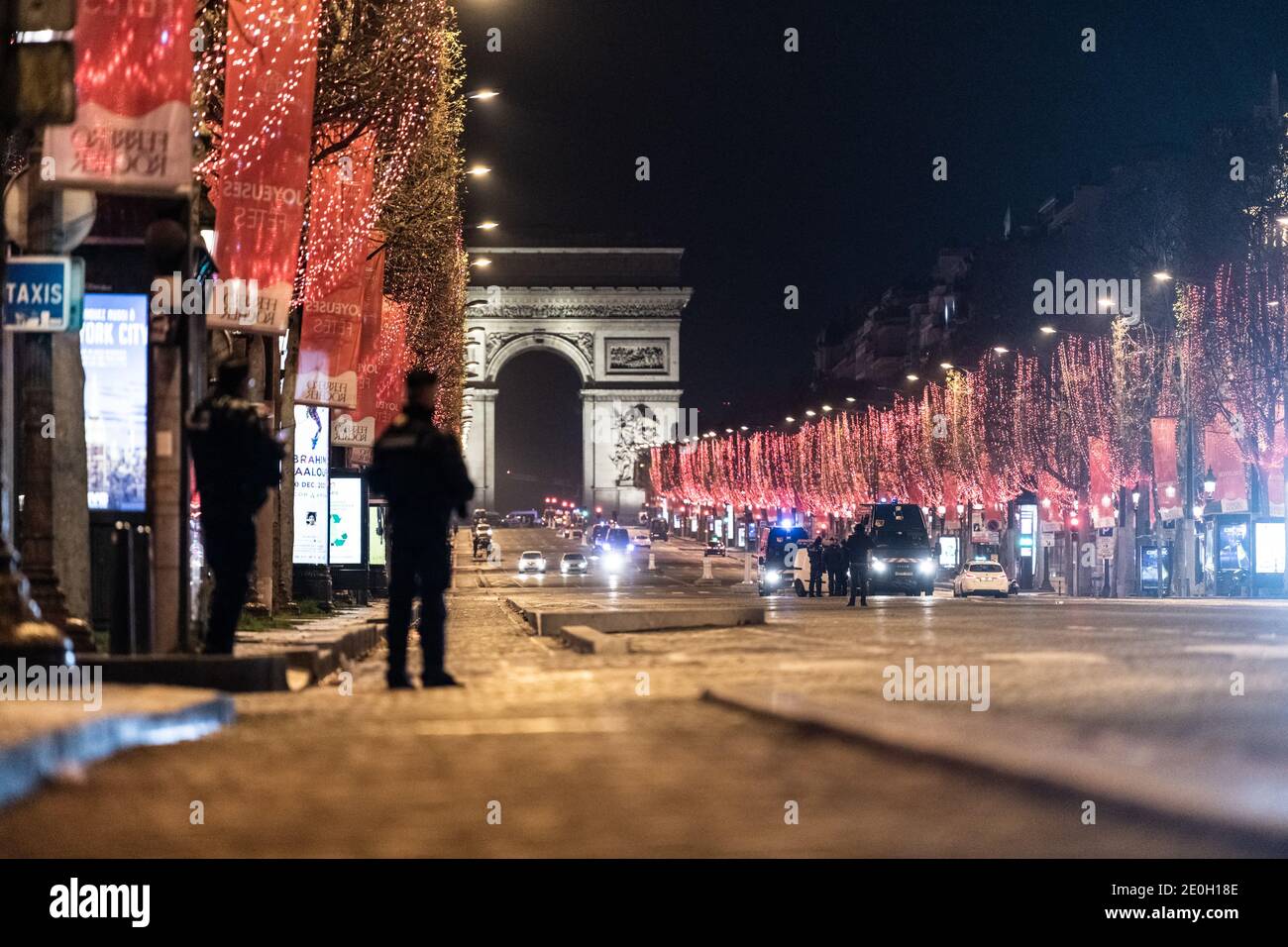 Paris, France. 31 décembre 2020. Des patrouilles de police pour contrôler le passage dans les champs-Elysées pendant les contrôles du couvre-feu le jour du nouvel an. Paris, France, 1er janvier 2021. Credit: ABACAPRESS/Alamy Live News Banque D'Images
