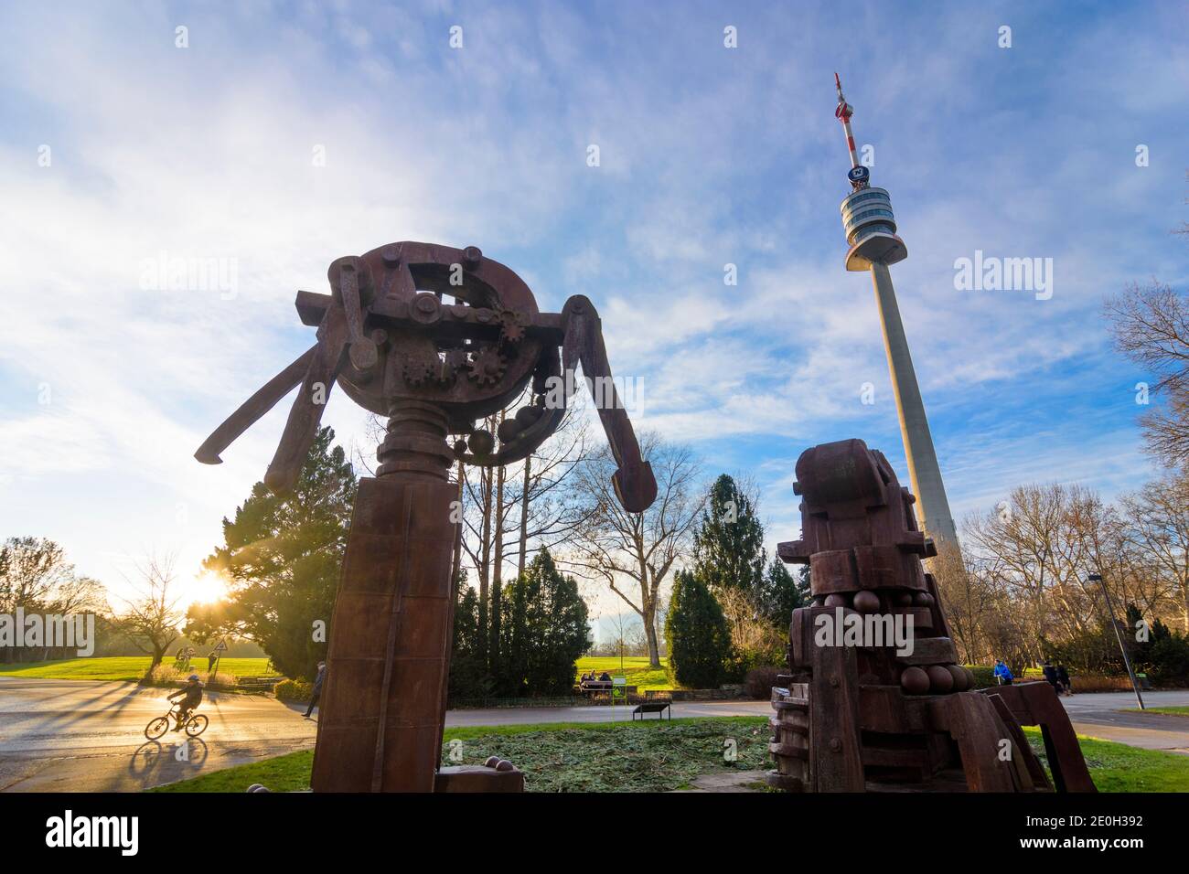 Wien, Vienne: Sculpture d'art 'Das Goldene Kalb – Die Technik als Apokalypse' (le veau d'or - la technologie en tant qu'Apocalypse) de Karl Anton Wolf, à Banque D'Images