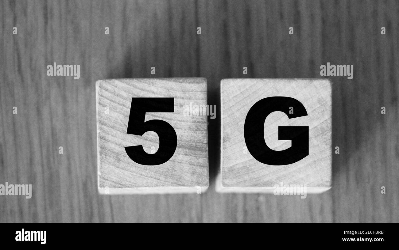 Cubes en bois avec les lettres 5G à côté sur la table en bois. Concept de technologie Big Data. Banque D'Images