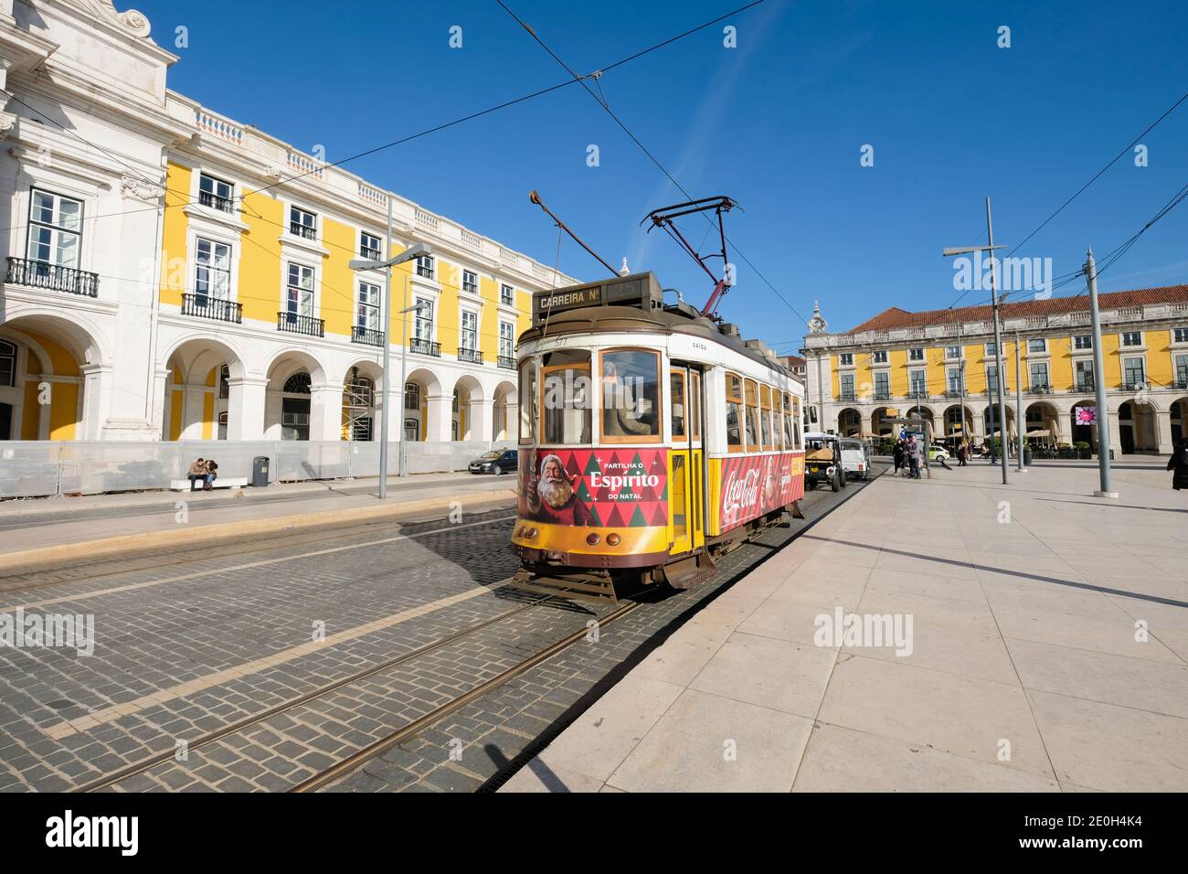 Tramway traditionnel de Lisbonne (Eletrico) n° 25, Praca do Comercio, Lisbonne, Lisbonne, Portugal Banque D'Images